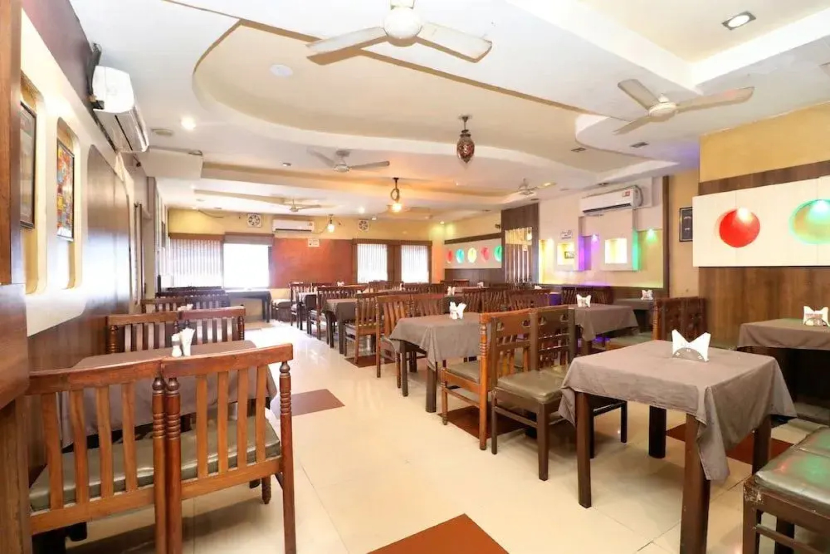 Oyo 30127 Hotel Sabina International