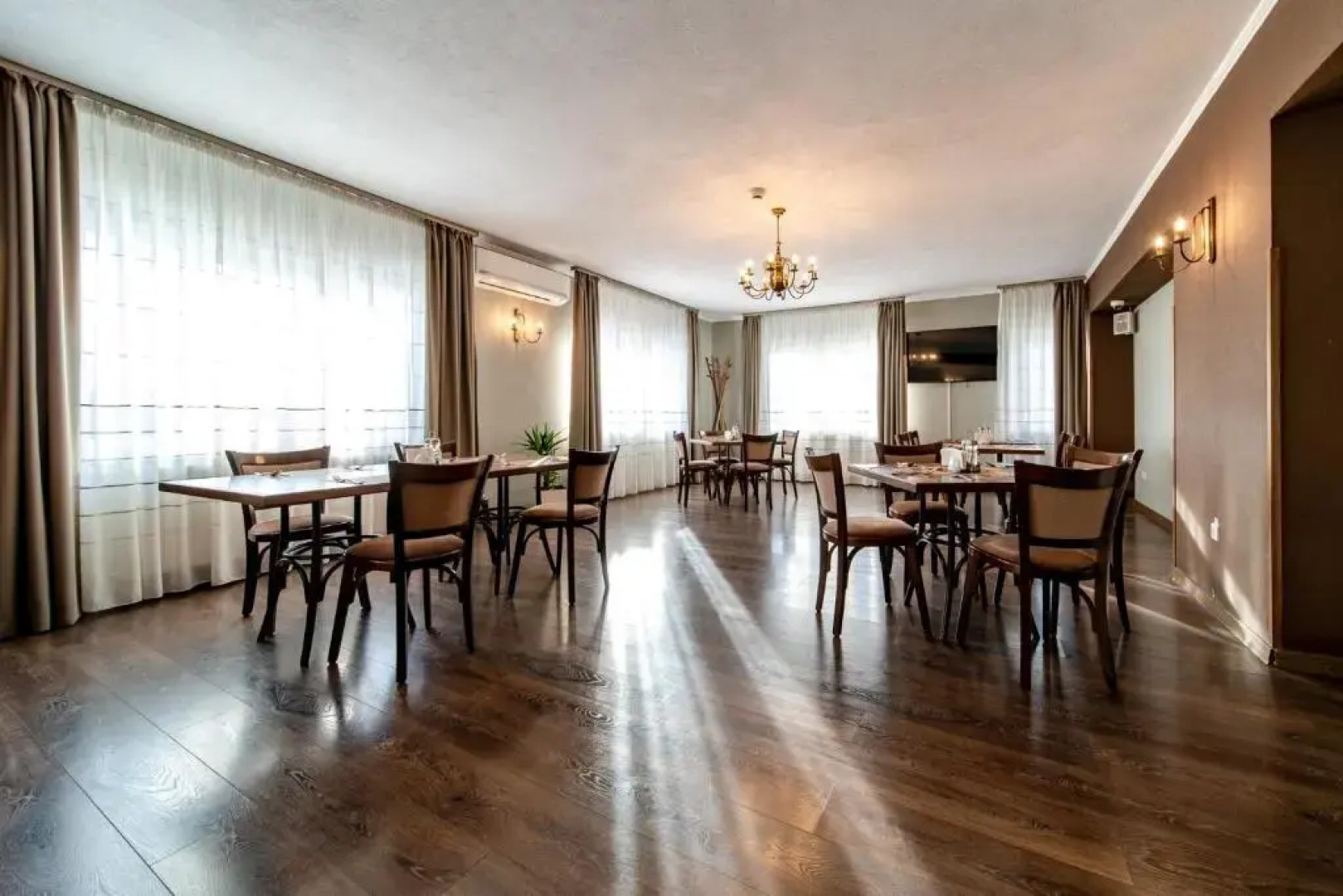 Areo Hotel & Restaurant