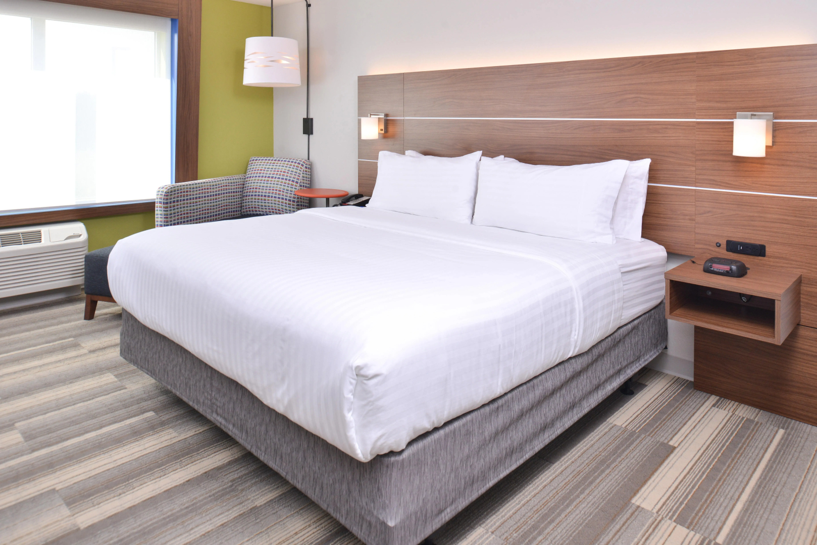 Holiday Inn Express & Suites Omaha Airport