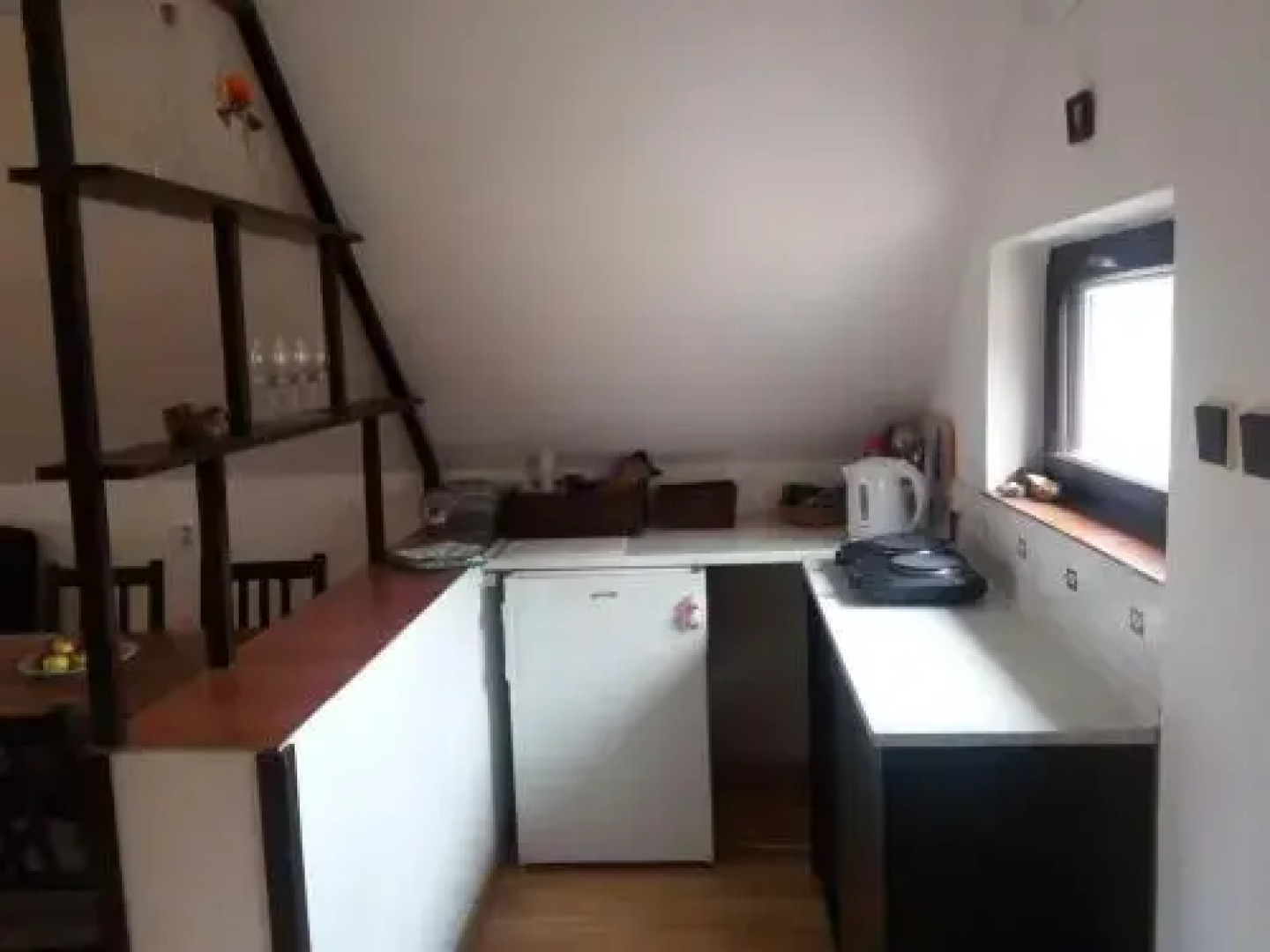 Chalupa v zahradě mezi vinohrady