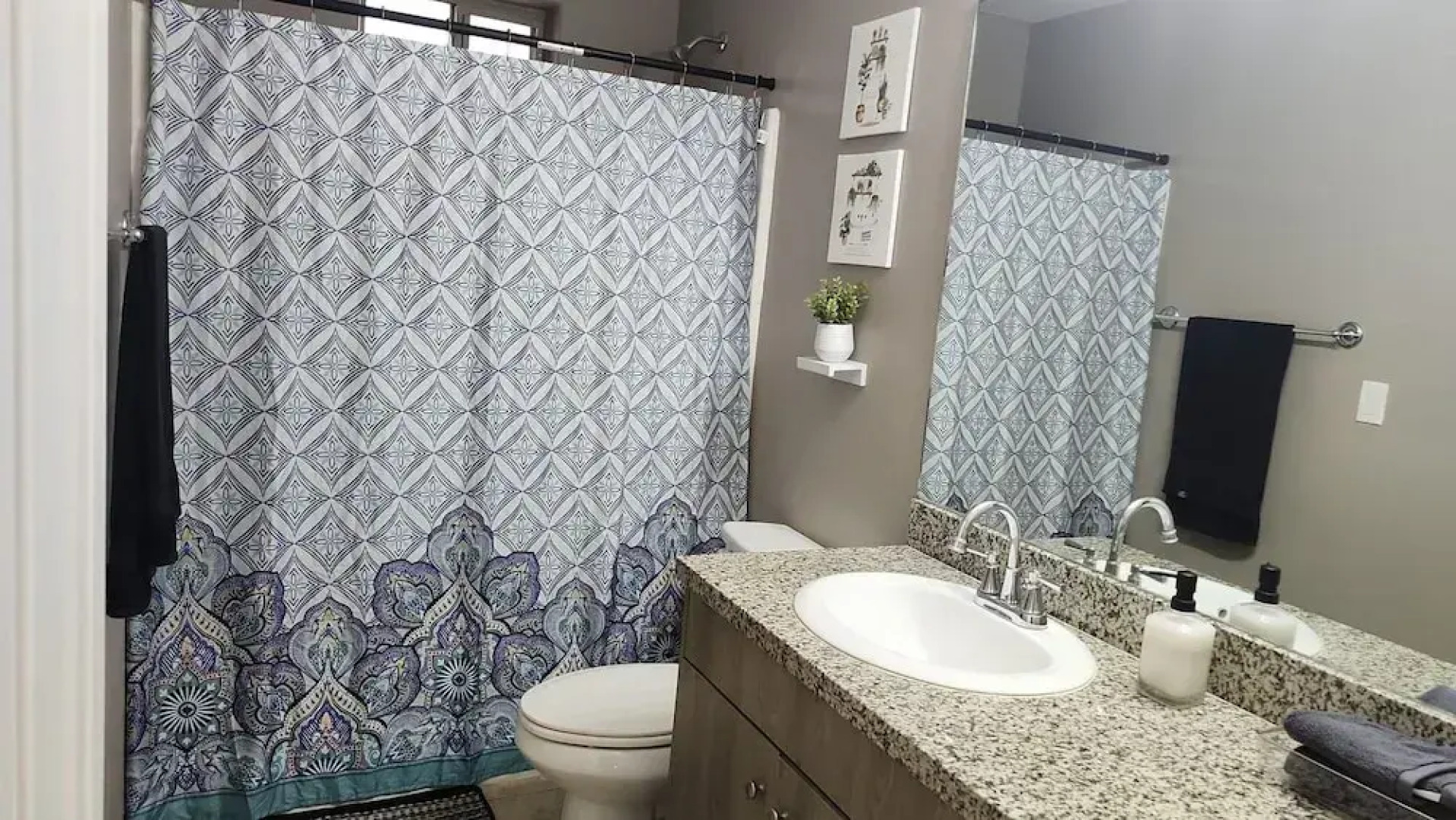 2 Bedrooms Apt Near Univeristy