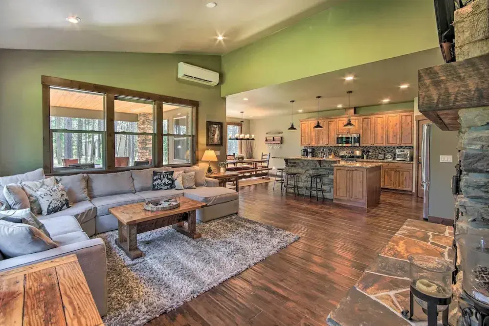 Modern-rustic Ronald Getaway: Hot Tub, Grill!