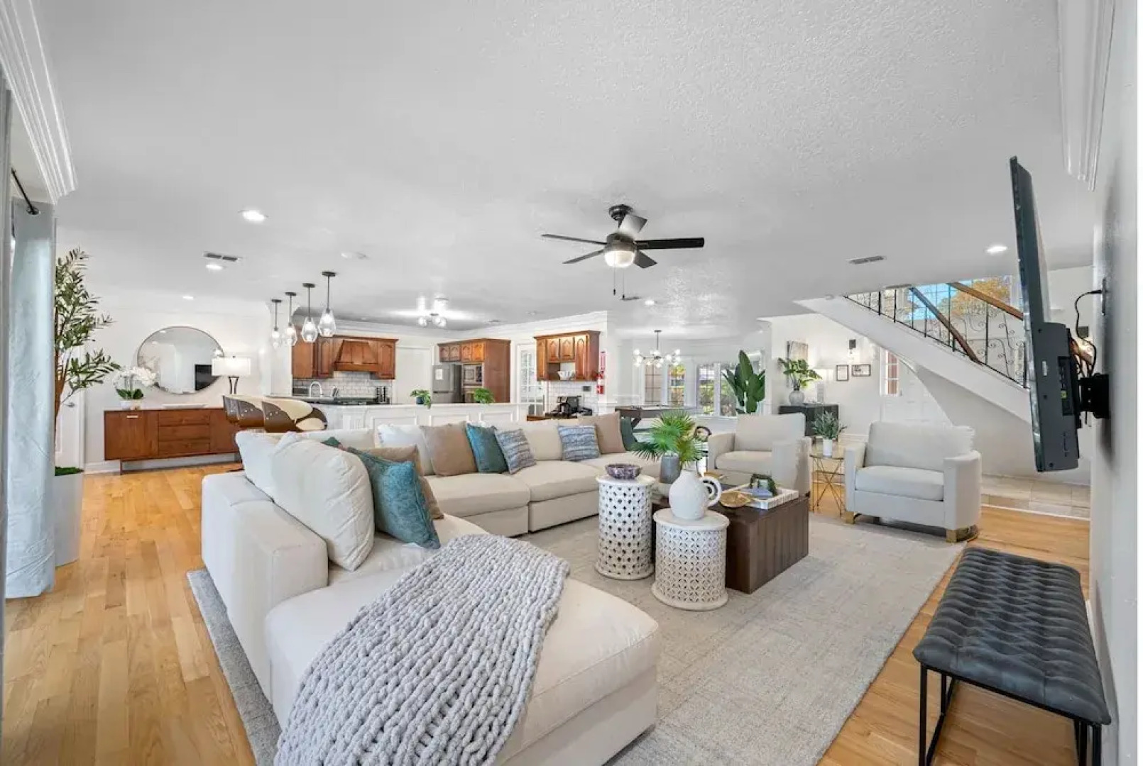 Exquisite Bayview Villa With Pool and Games!