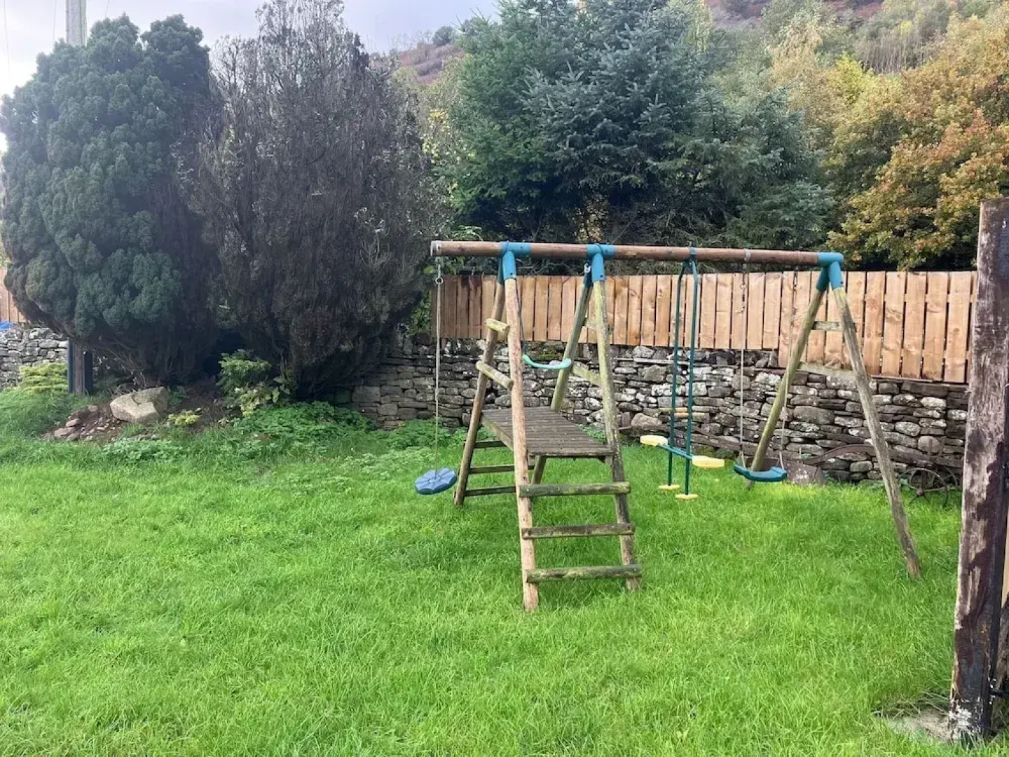 1 Bed Converted Railway Wagon Near Crickhowell