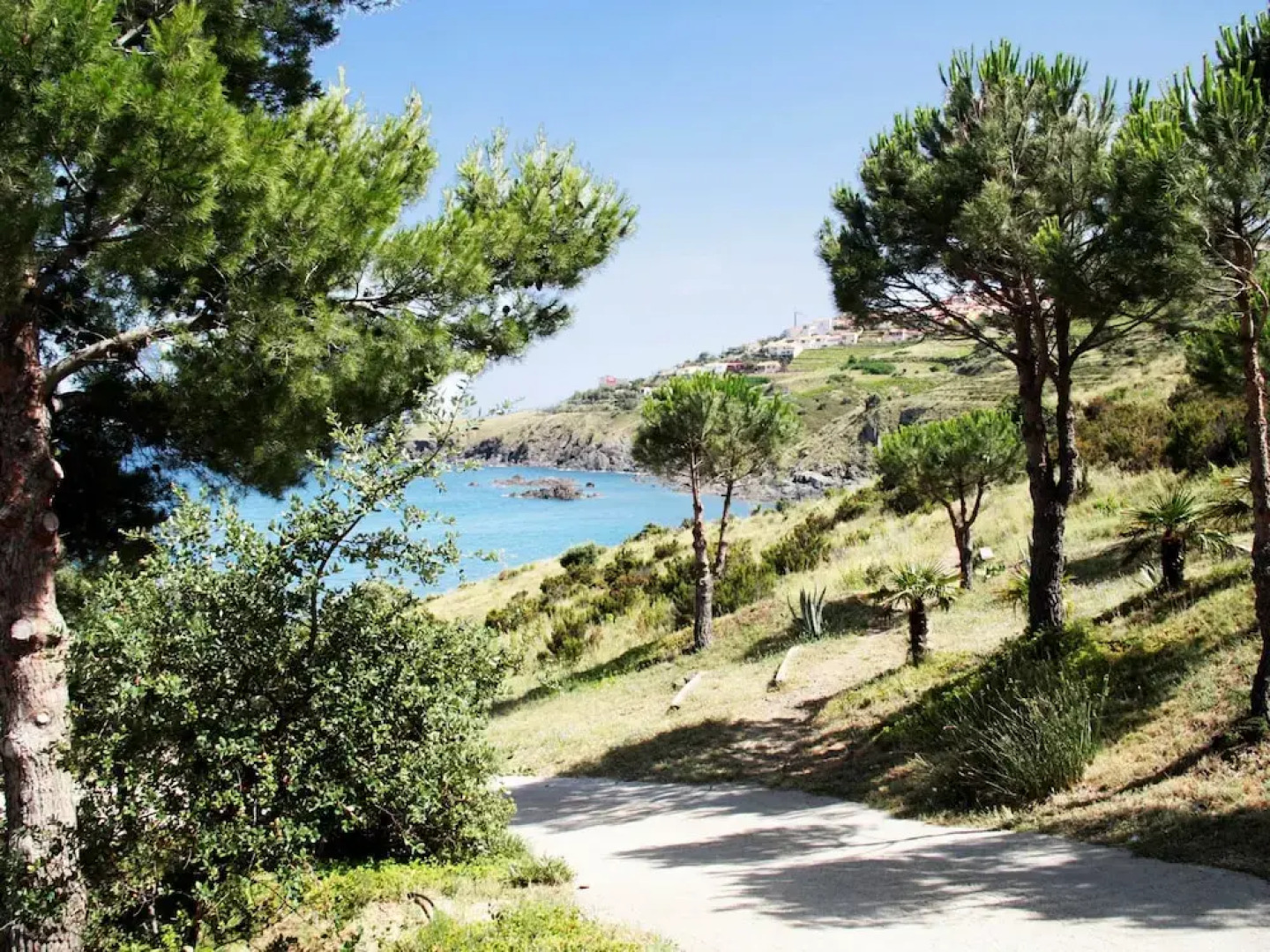 Colorful Apartment With Balcony or Terrace 500m From the sea