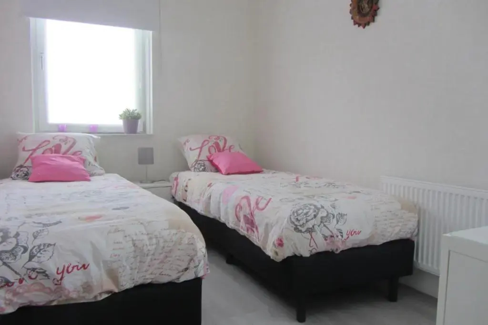 Heerenveen zonnige hoekwoning met tuinkamer en eigen parkeerplaats