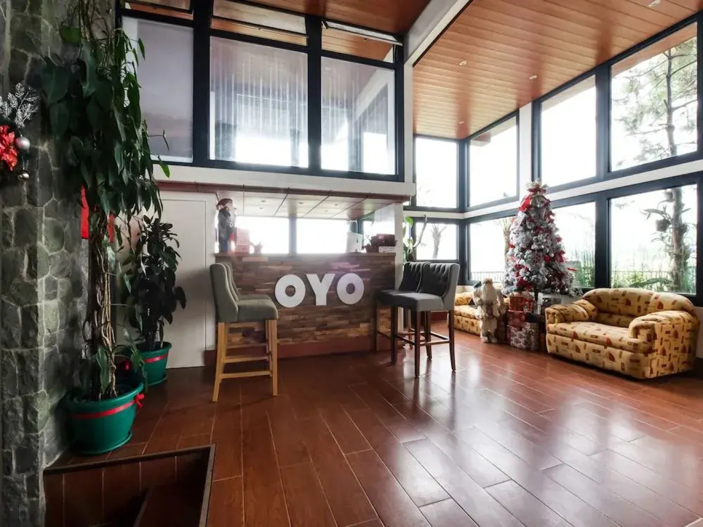 Vaccinated Staff - Capital O 492 Sunset View Ridge Residences