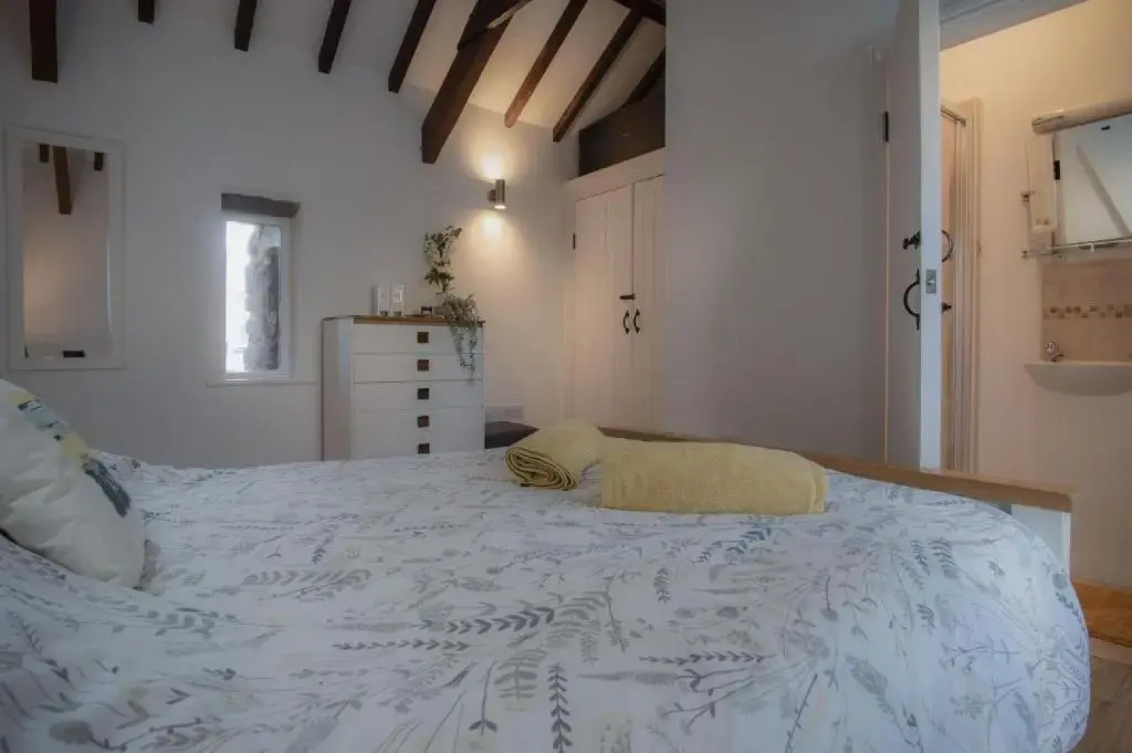 The Old Stables - 3 Bedroom Cottage - Angle