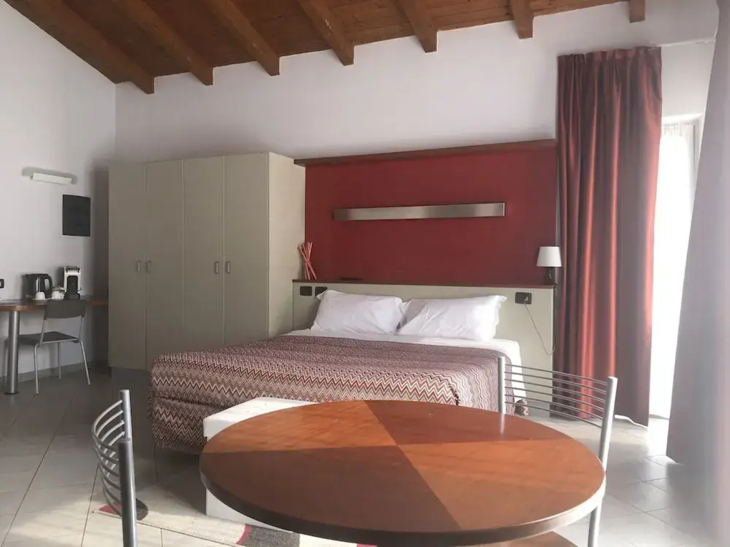 Room in Guest Room - Bright and Spacious Double-room