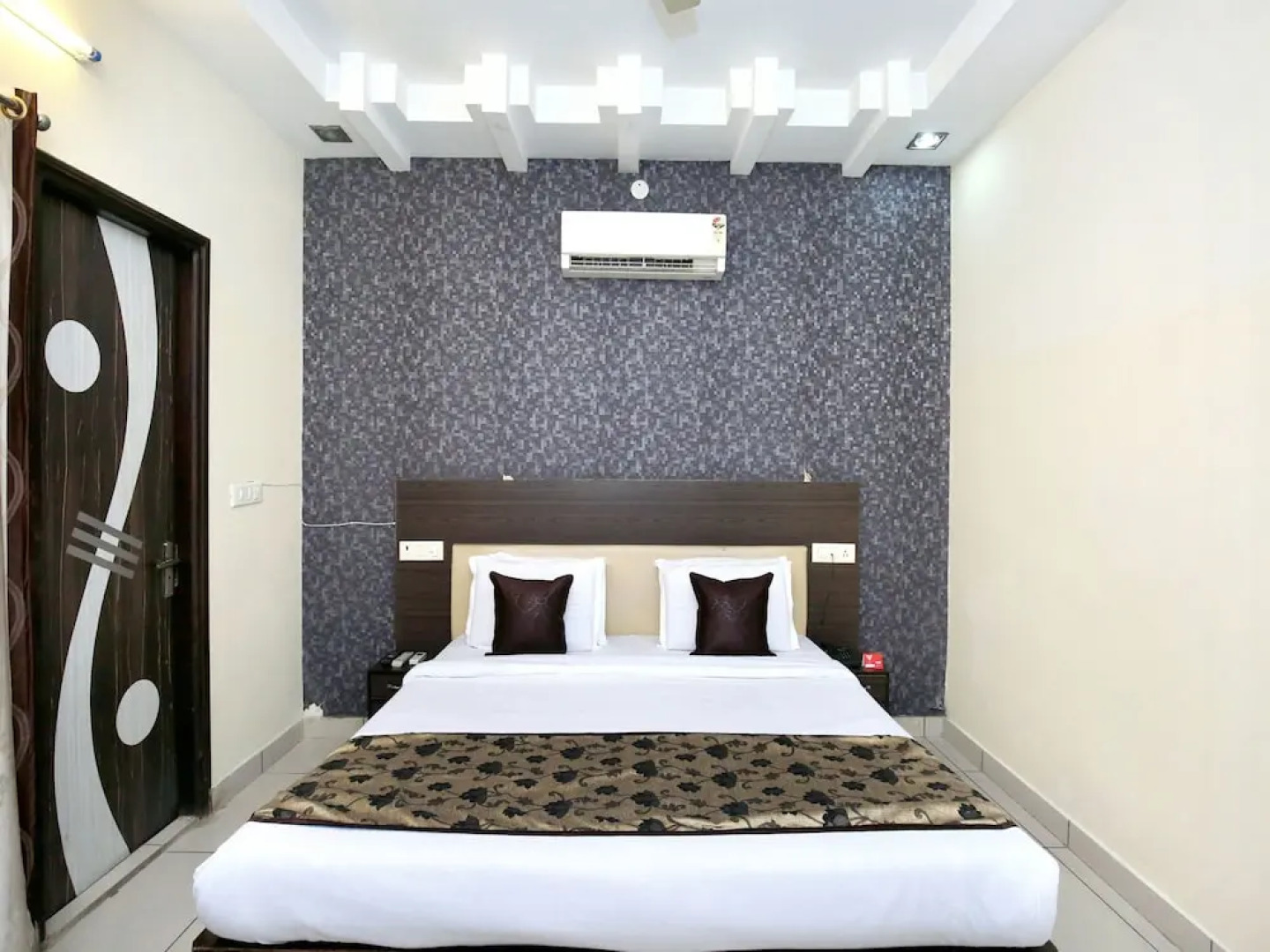 OYO 11844 Silver Star