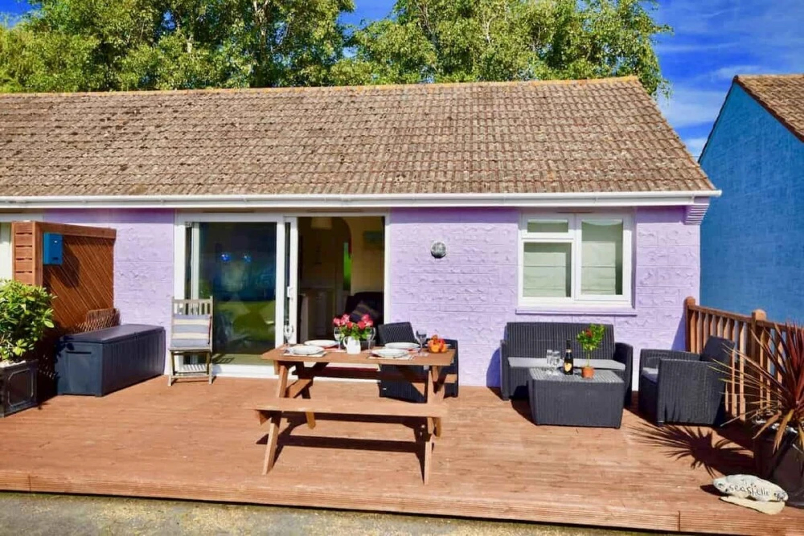 Seashells Dog Friendly Seaview Beach Chalet Sleeps 4 Beach Opposite