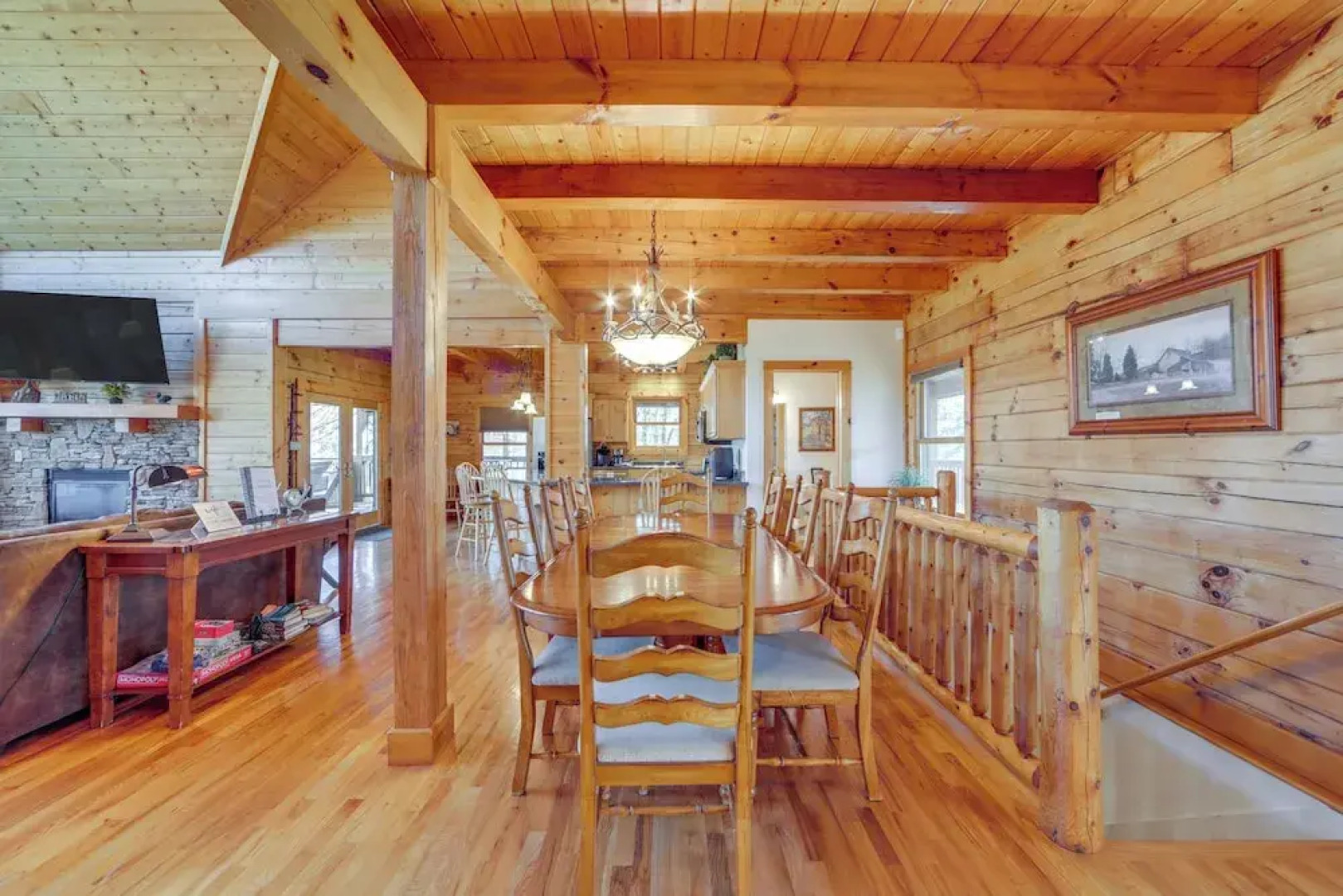 Luxury Mountain Cabin With Hot Tub & Pool Table!