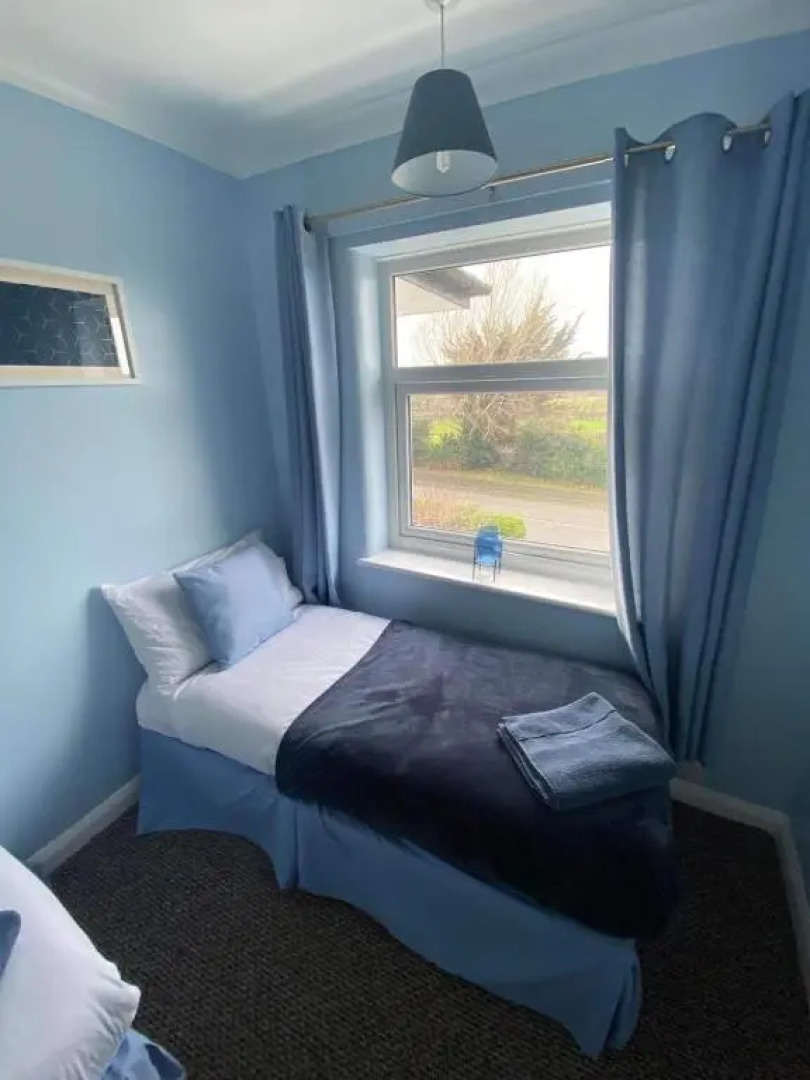 Sunnyside - Large Seaside Home with views and Hot Tub