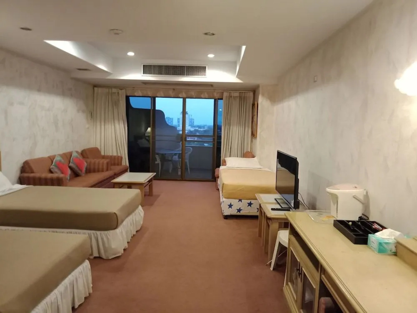 Cha-Am Grand Condotel by Frank