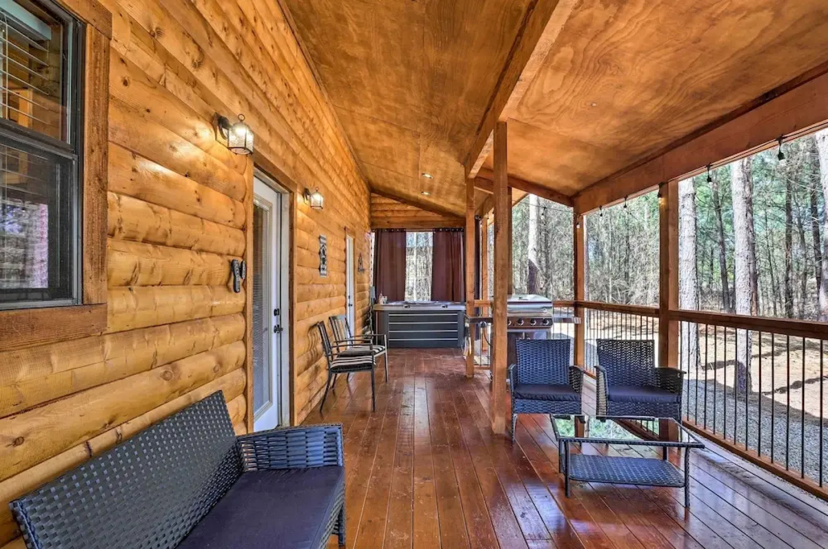 'the Breeze' - Broken Bow Cabin w/ Hot Tub & Deck!