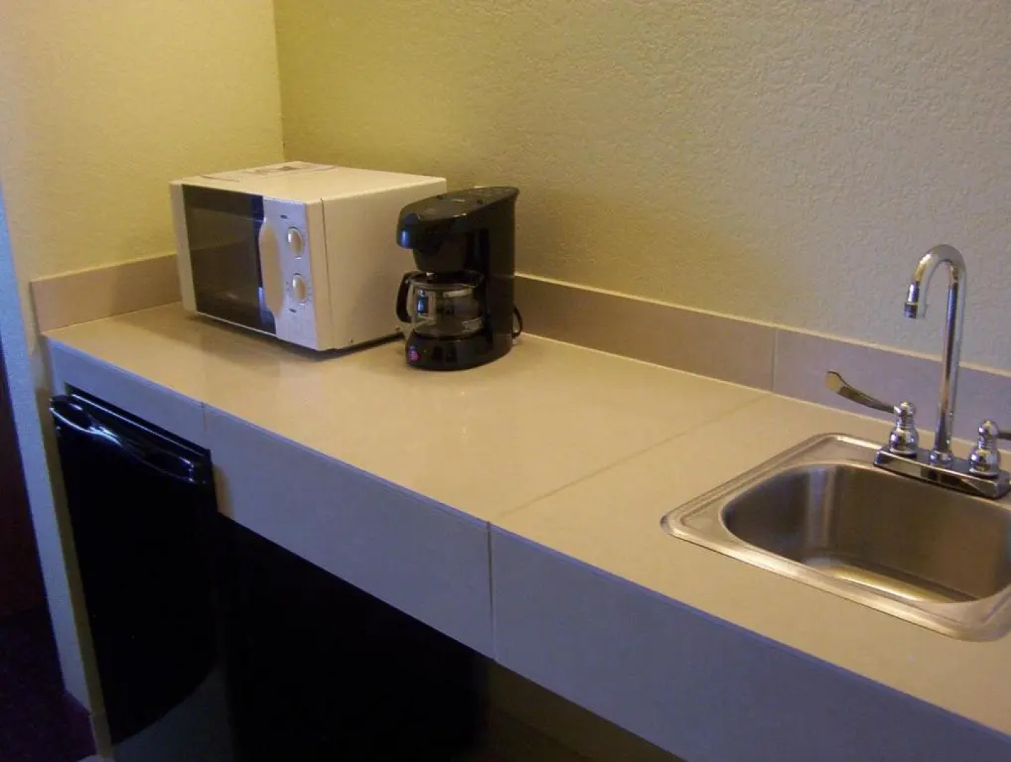 Mackinaw Beach & Bay Inn & Suites