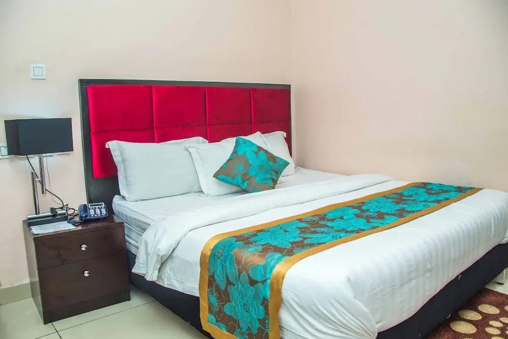 Royal Crest Hotel & Suites