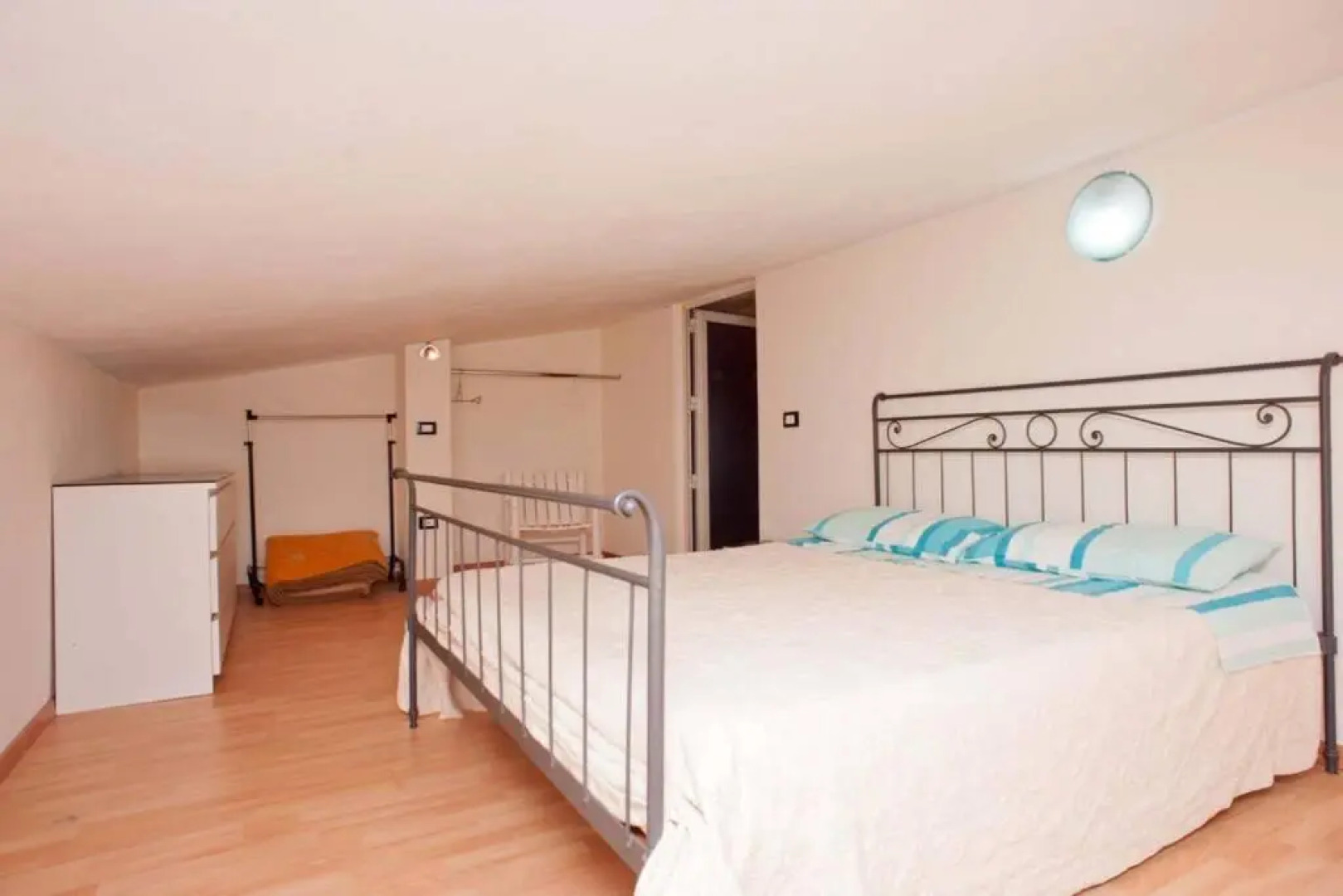 Loft mansardato con giardino e piscina/ loft with garden and swimming pool