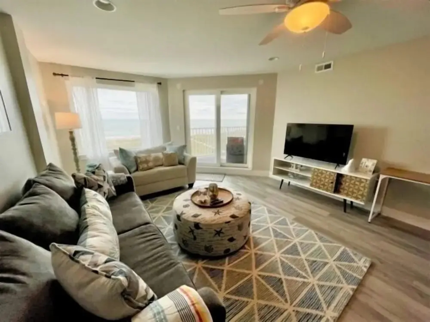 Carolina Beach Dreamin - Light Filled South Side End Unit. Ocean Views From Most Rooms! Private Beach Access! 3 Bedroom Condo by Redawning