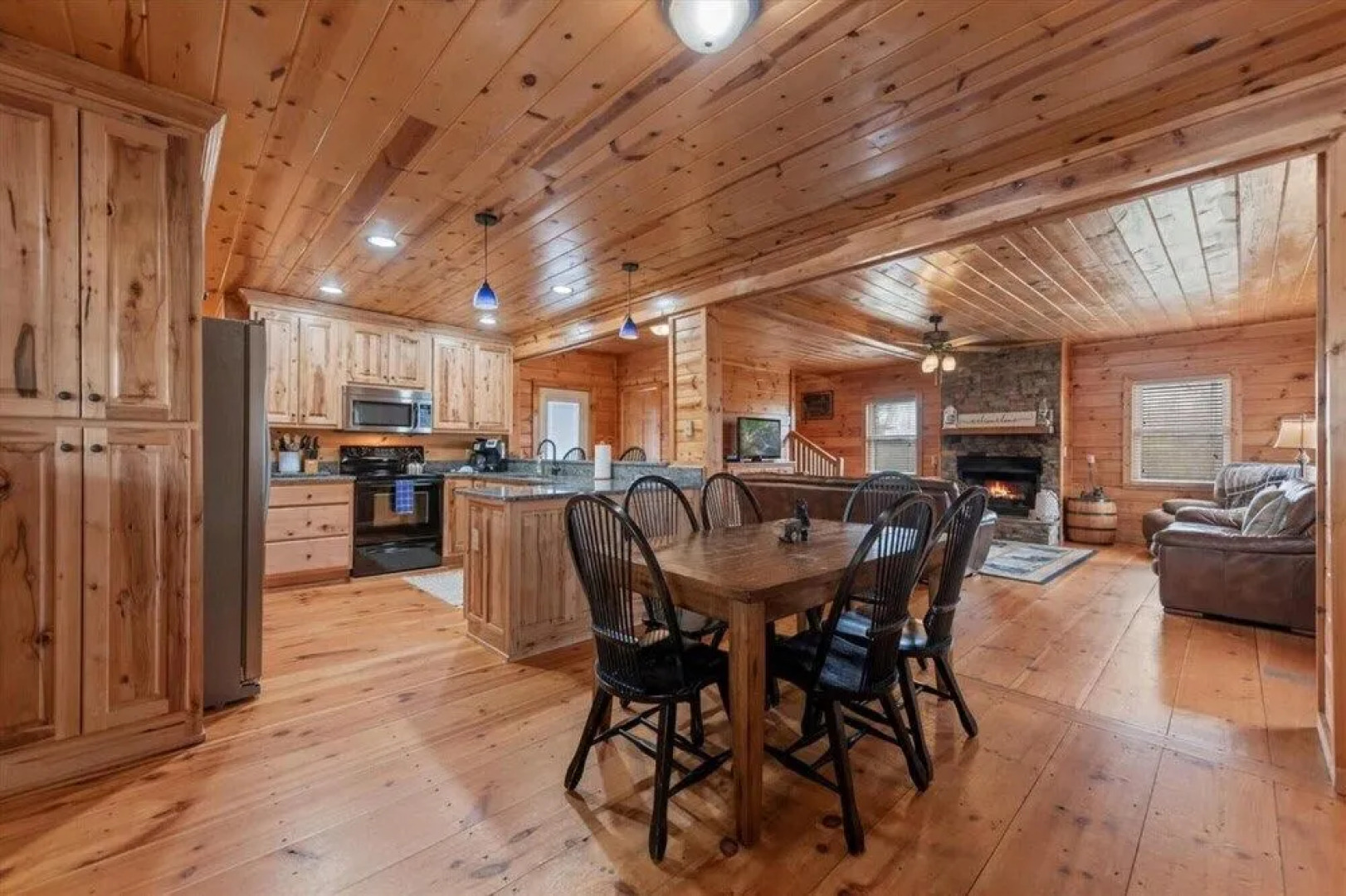 Goose Island Getaway - Secluded Cabin Mountain View Fireplace Hot Tub