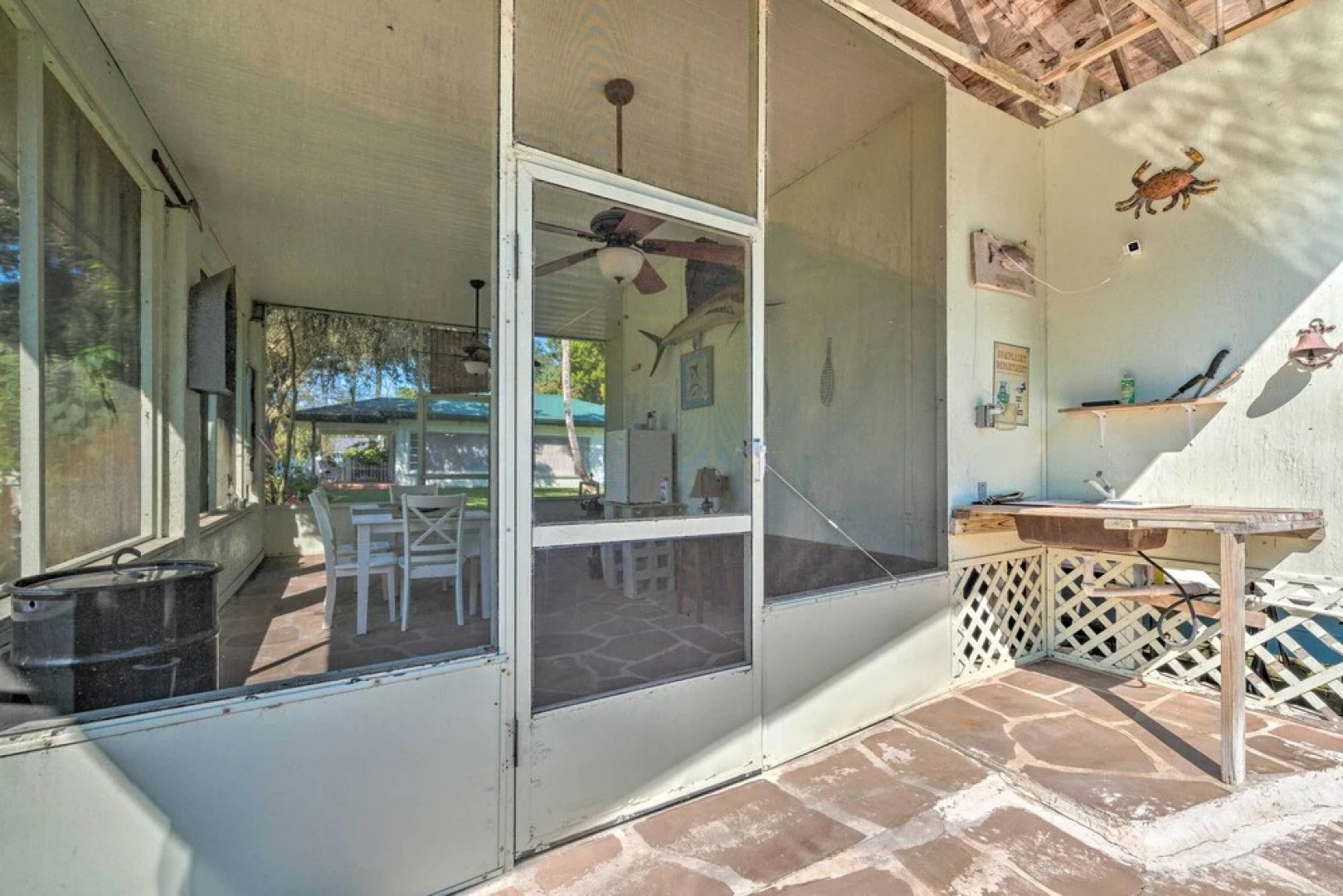 Sunny Home in Yankeetown w/ Lanai & Backyard!