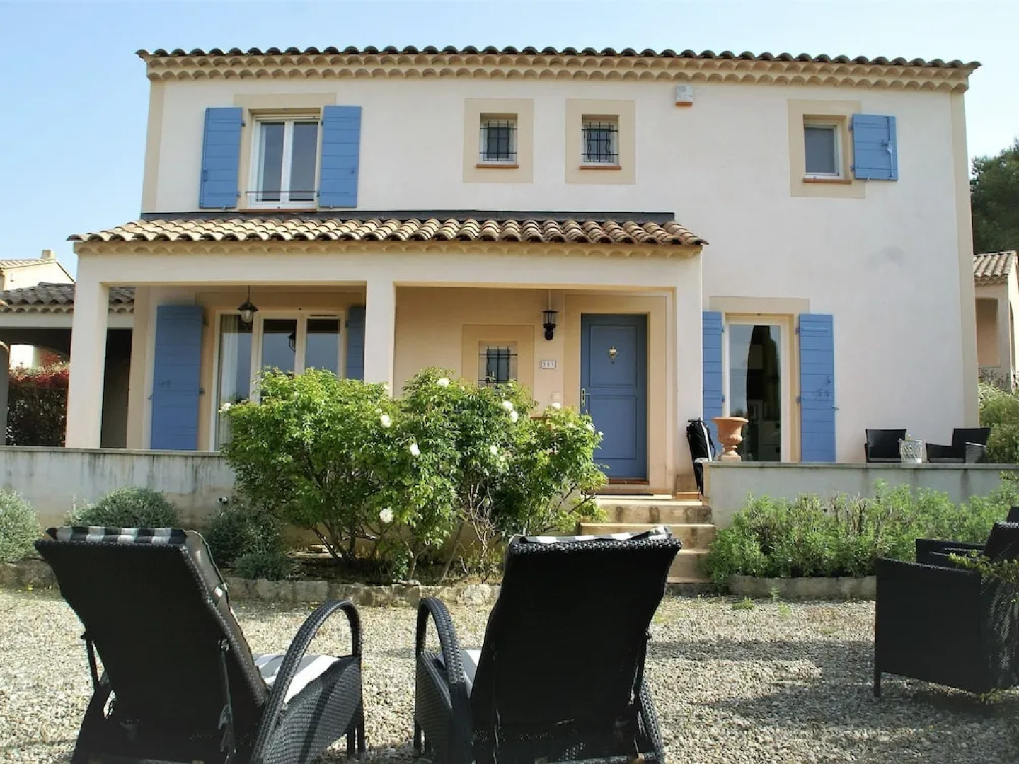 Modern Villa in Saumane-de-Vaucluse with Swimming Pool