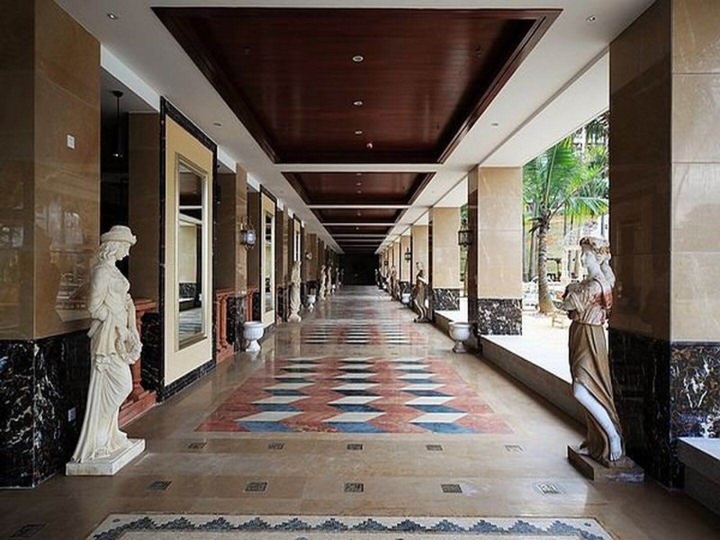 Xinglong Old Banyan Hotel