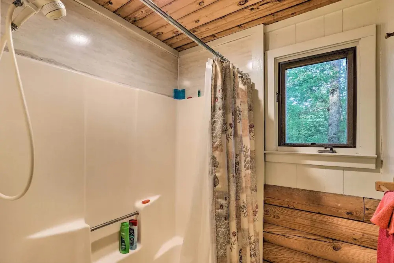 Serene Brevard Cabin ~ 7 Miles to State Forest!