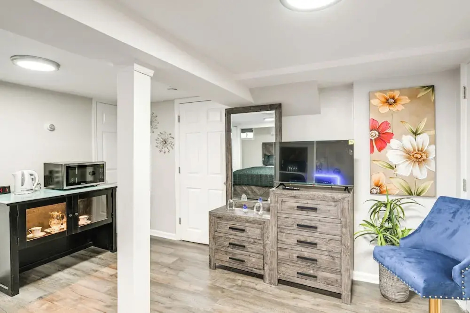 Walkable Elmont Studio: 19 Mi to New York City!