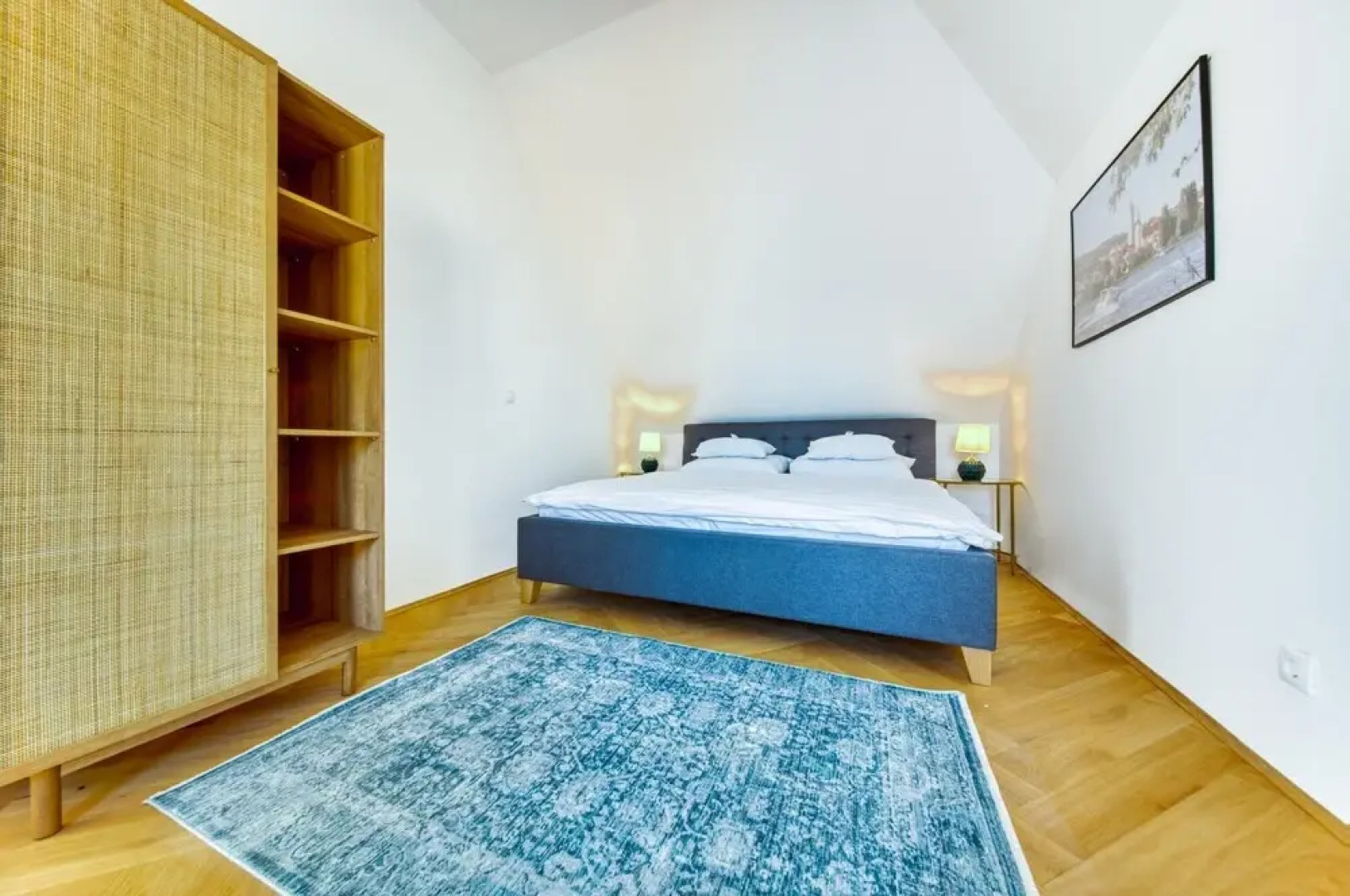 Deluxe Apartment With Balcony Parking and Elevator in the City Centre