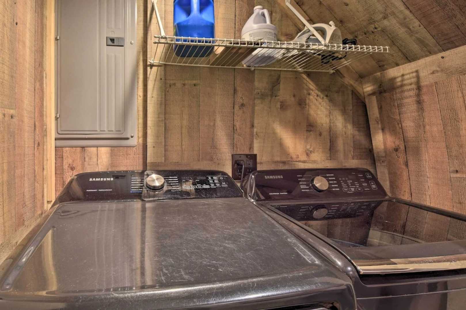 Cozy Creekside Mountain Escape w/ Hot Tub!