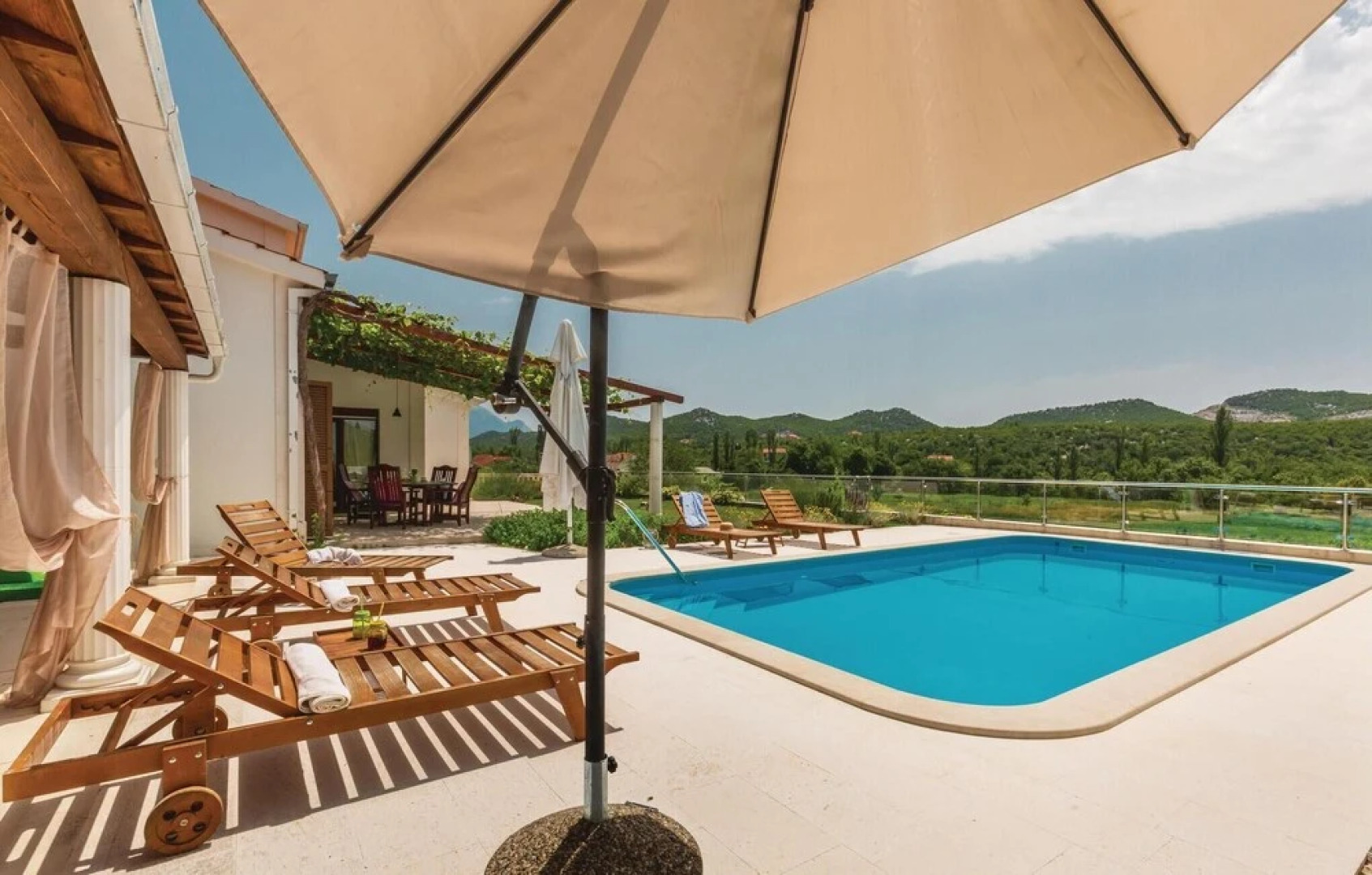 Amazing Home in Blato na Cetini With Wifi and 3 Bedrooms