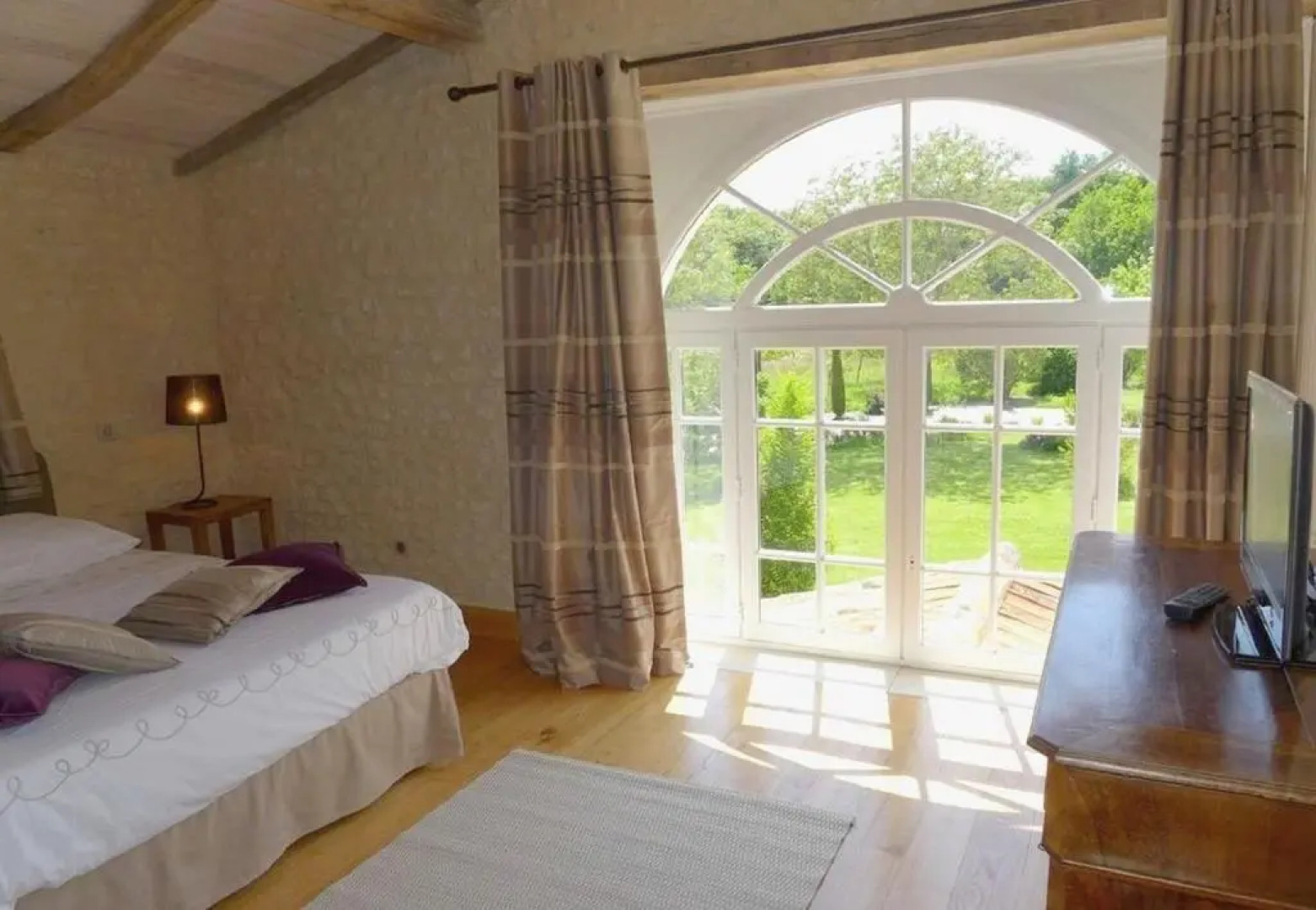 Le Domaine des Doucins & Spa, Gîte 4 étoiles, 10 minutes de Jonzac piscine et spa