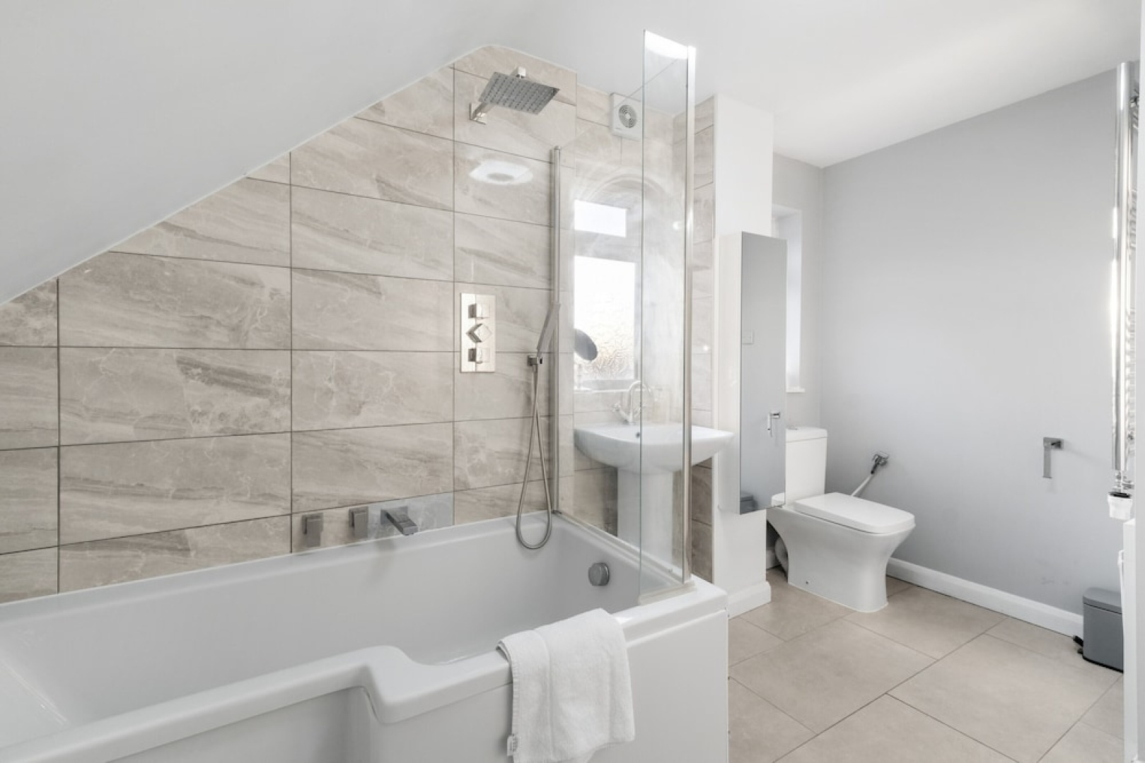 Serviced 4 Bdrm 2 bath house Maidenhead