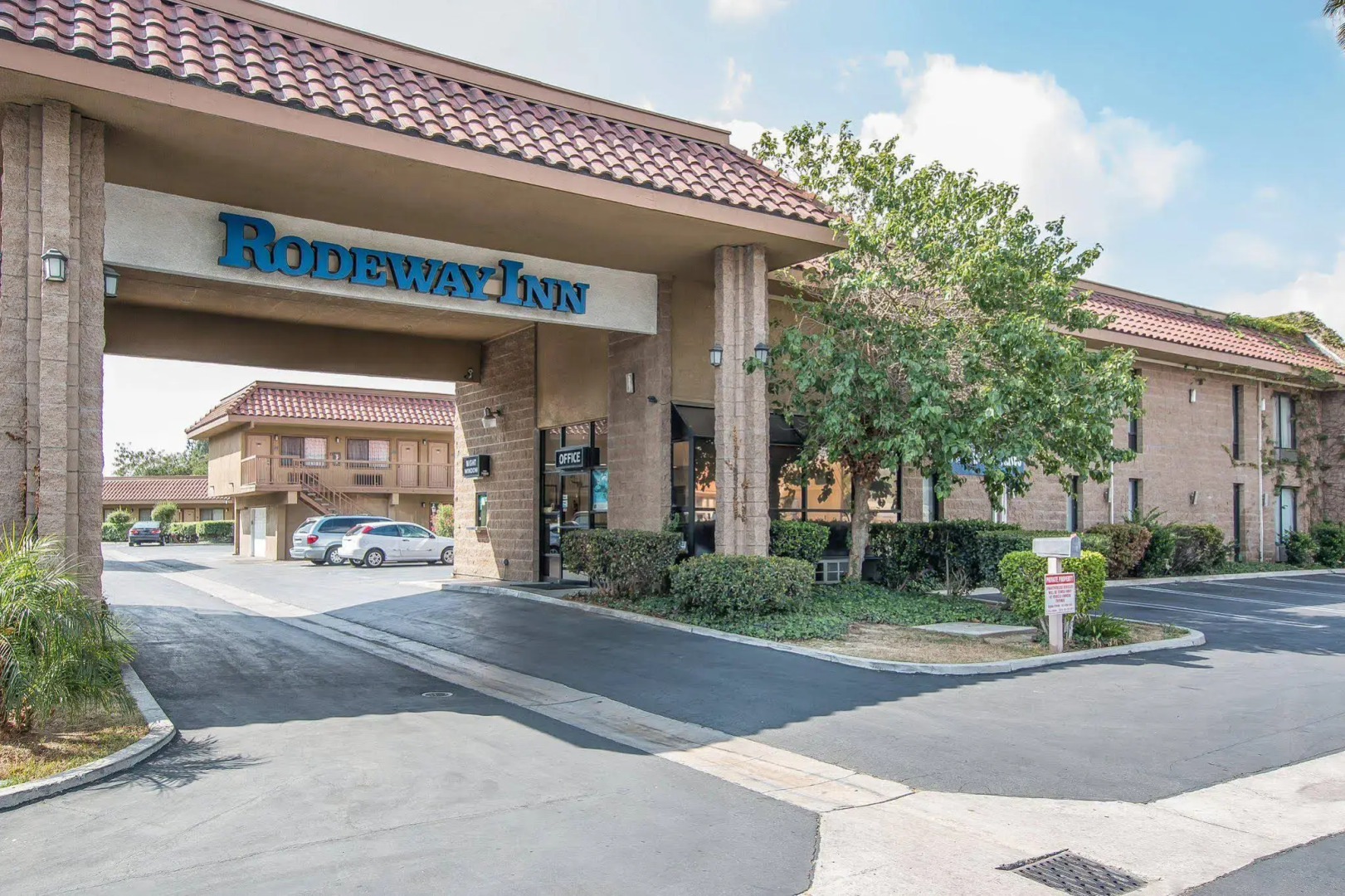 Palm Inn Hotel near Tyler Mall Riverside