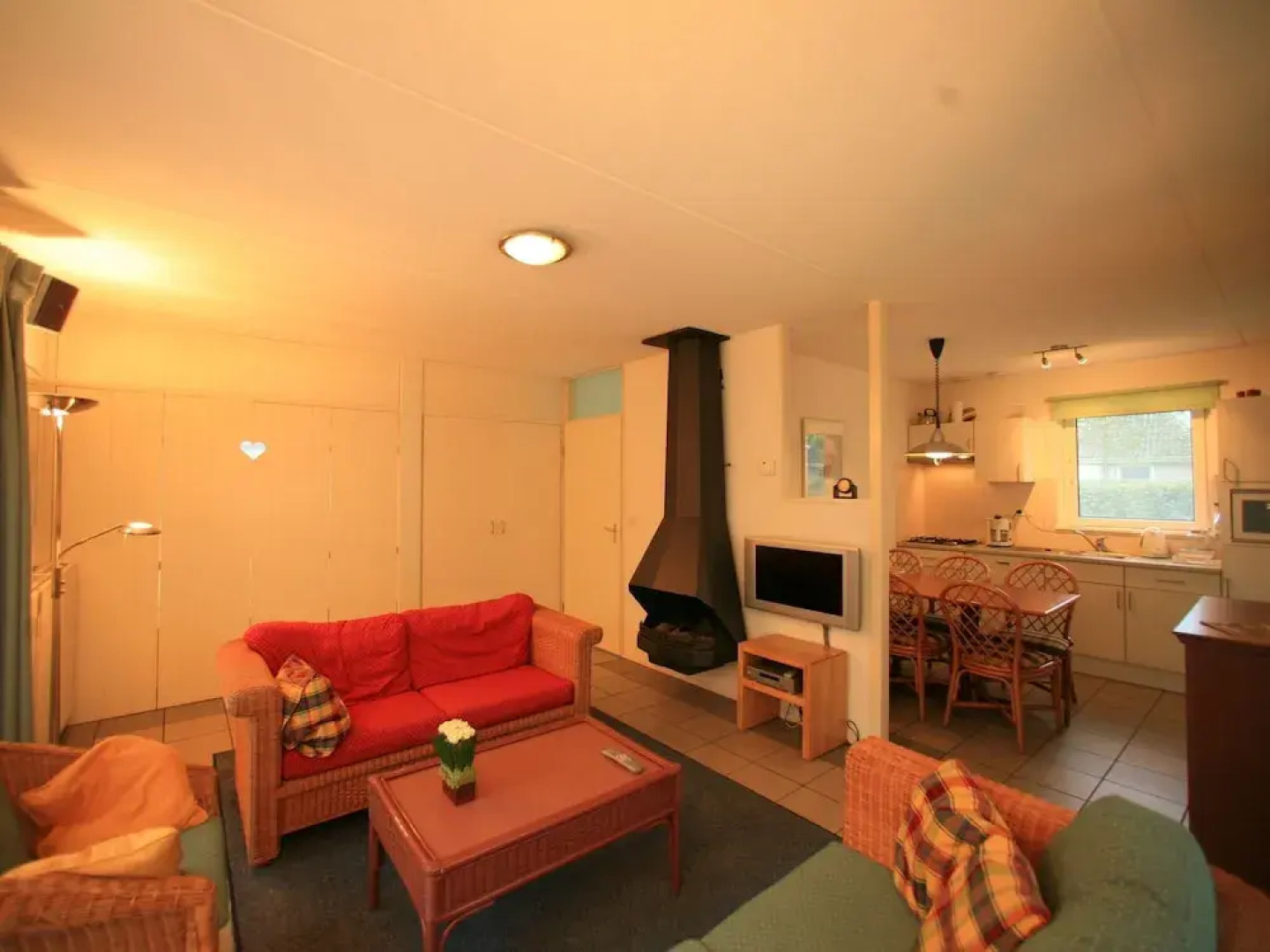 Detached bungalow with microwave and WiFi, within nature