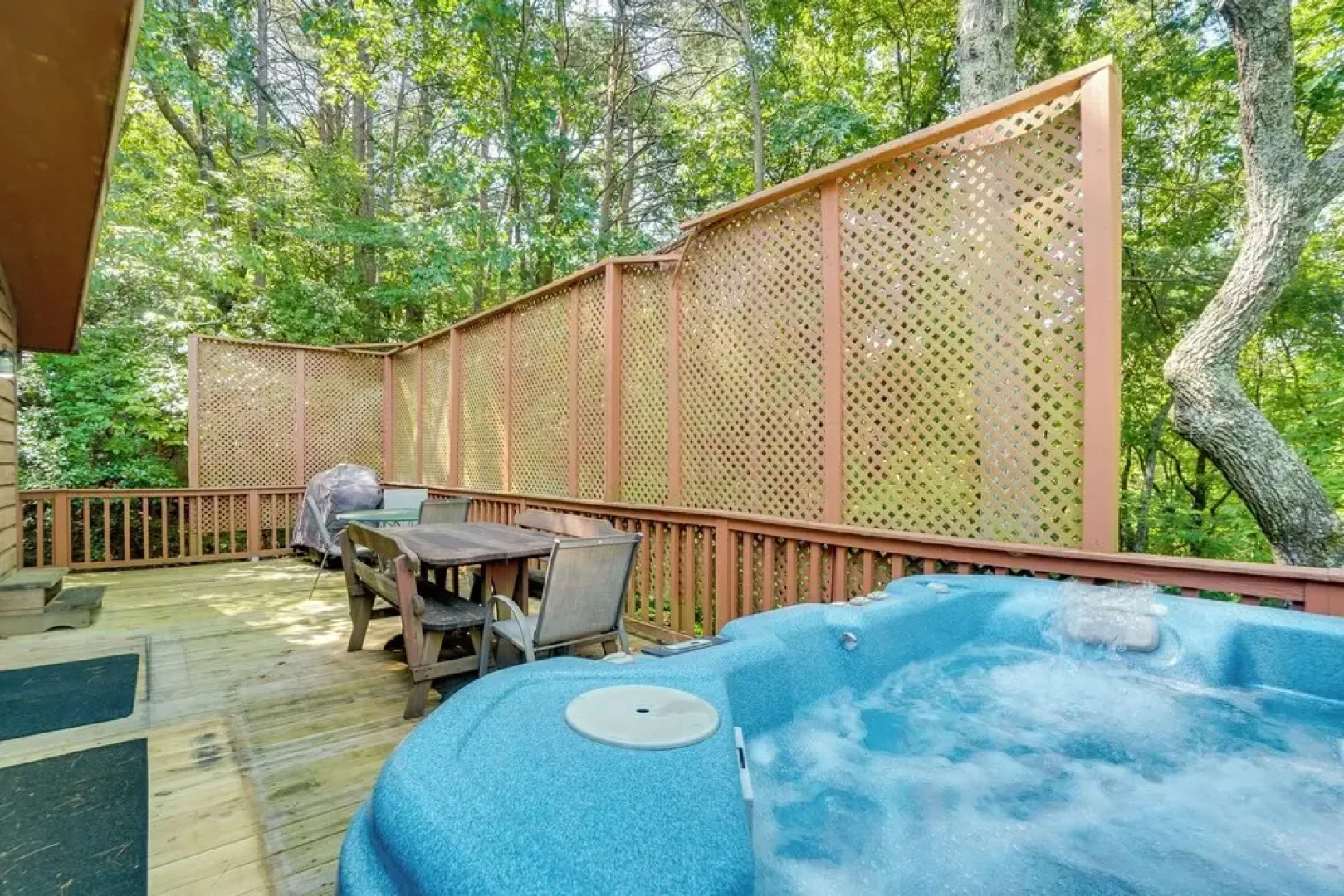 Private Hot Tub & Game Room: Cleveland Getaway