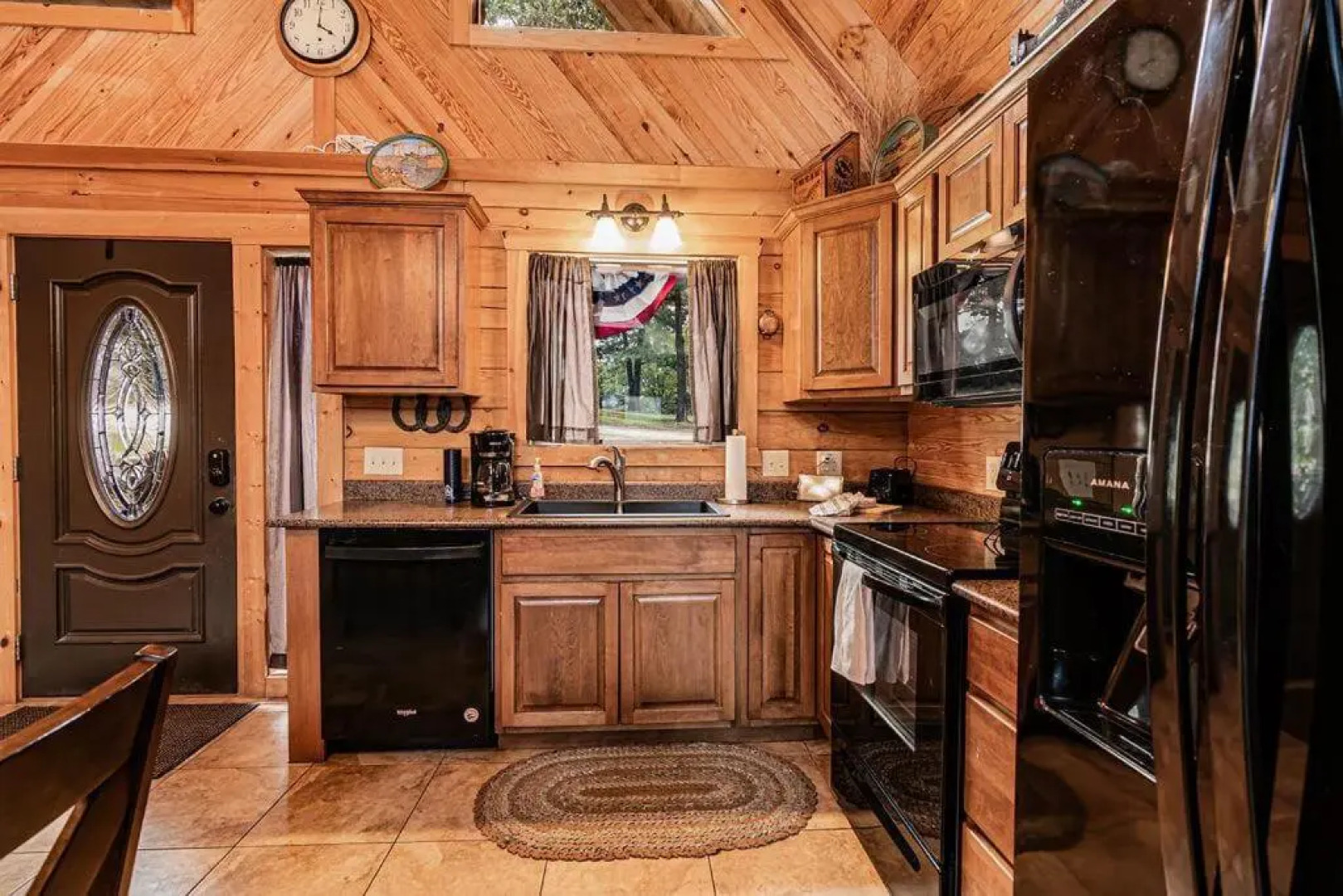 Luxury 2700 Sq Ft Log Cabin Private Hot Tub Game room Pool Table Best View