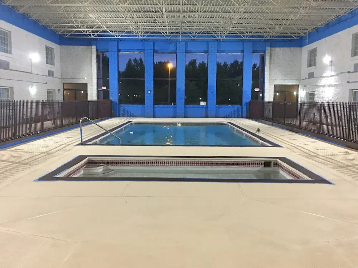 Econo Lodge Inn & Suites