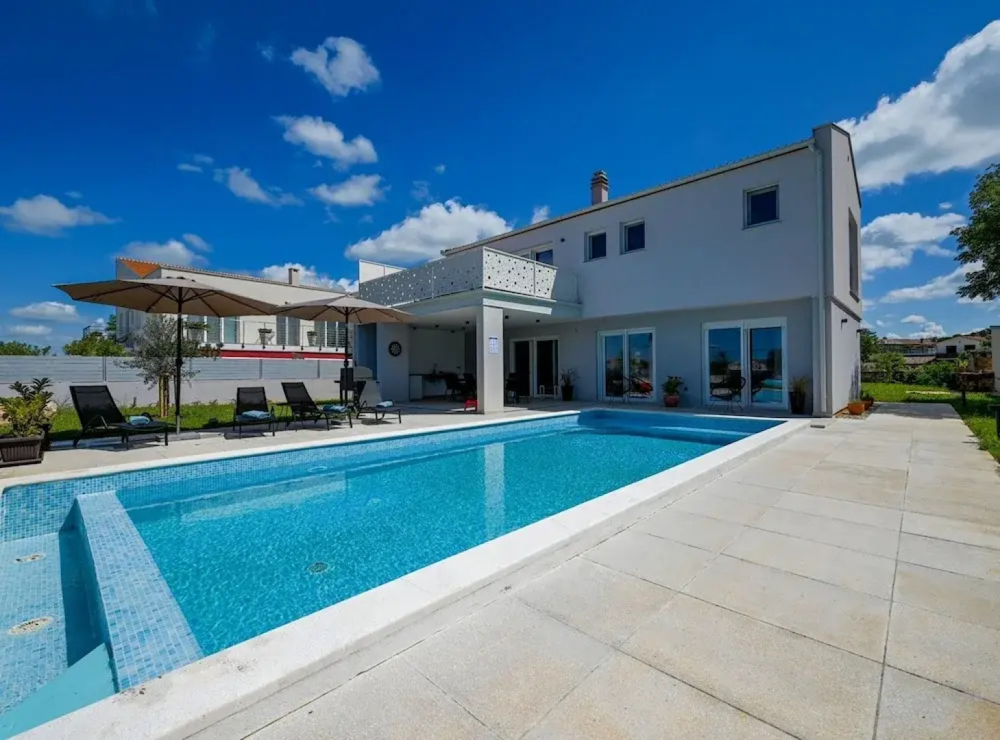 Matohanci Dazzling Villa With Pool