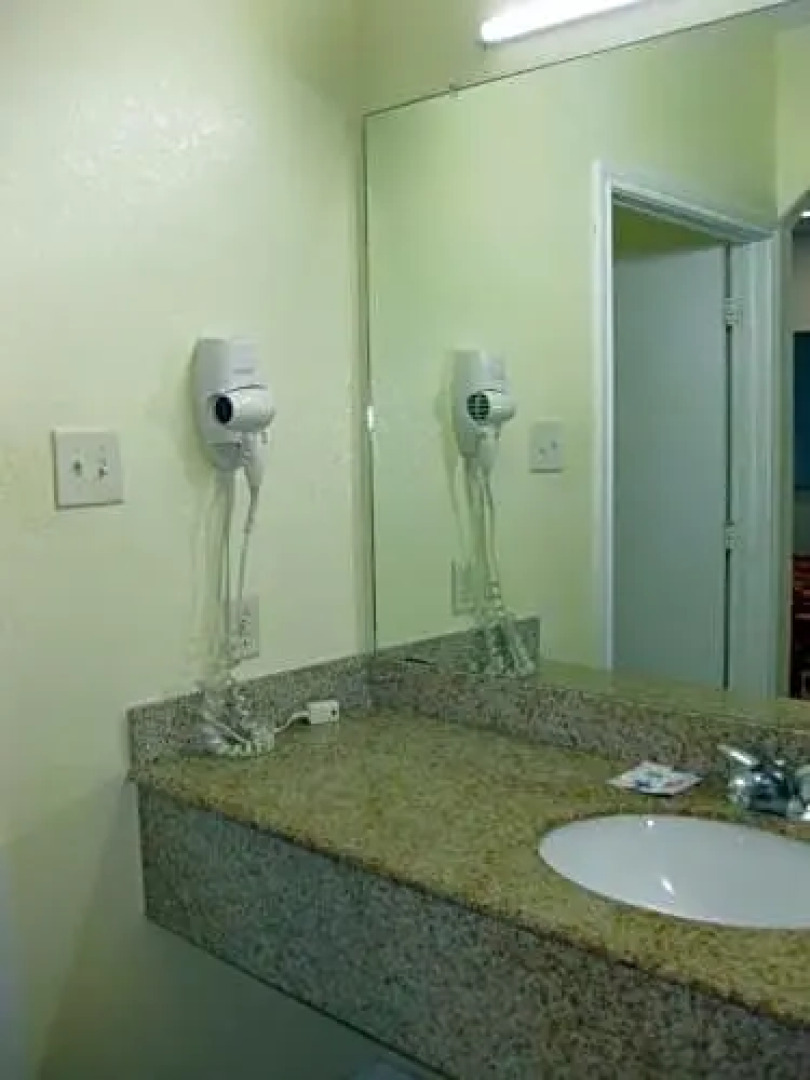 Scottish Inn and Suites