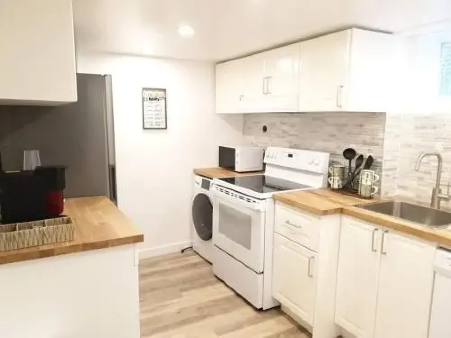 Happy, Cozy, Fun, Loving suite in West Vancouver