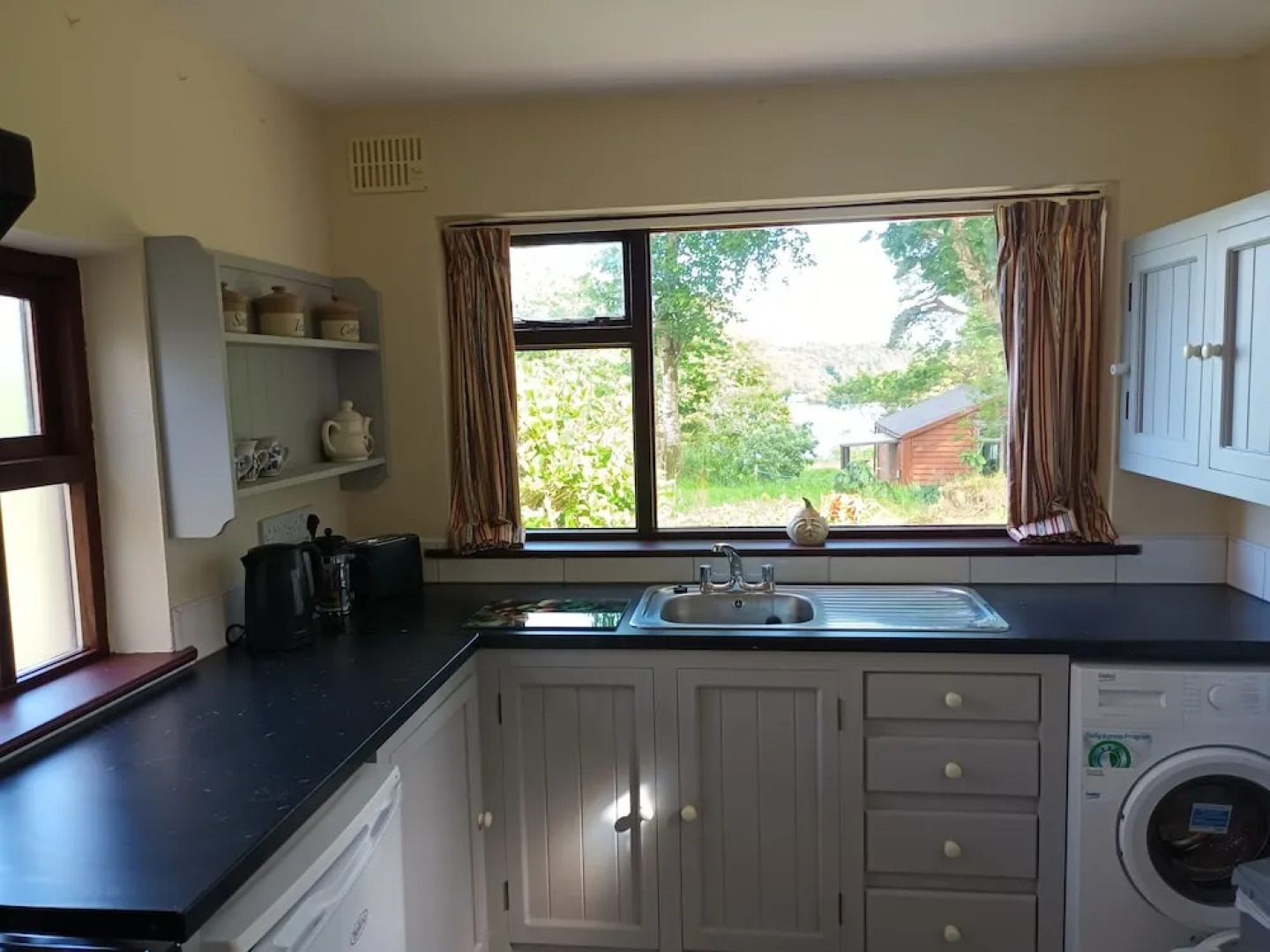 Sea View 1-bed Cottage With Private Garden