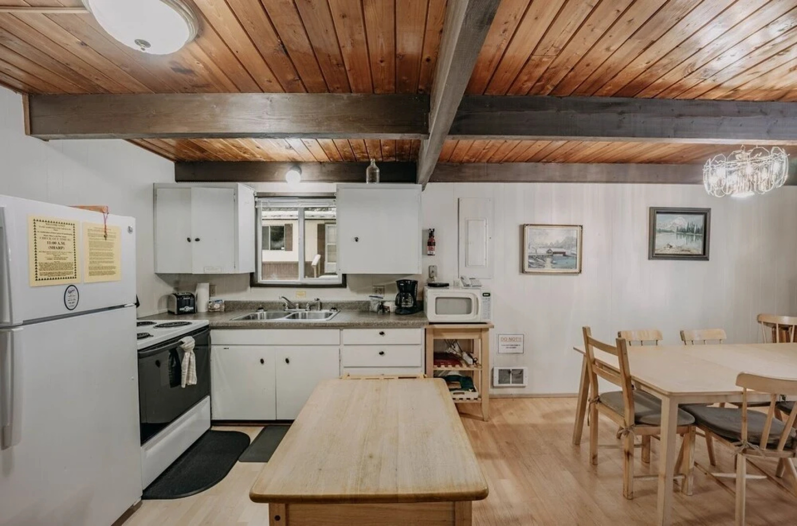 63mbr - Hot Tub - Bbq - Pets Ok - Wifi - Sleeps 6 2 Bedroom Home by RedAwning