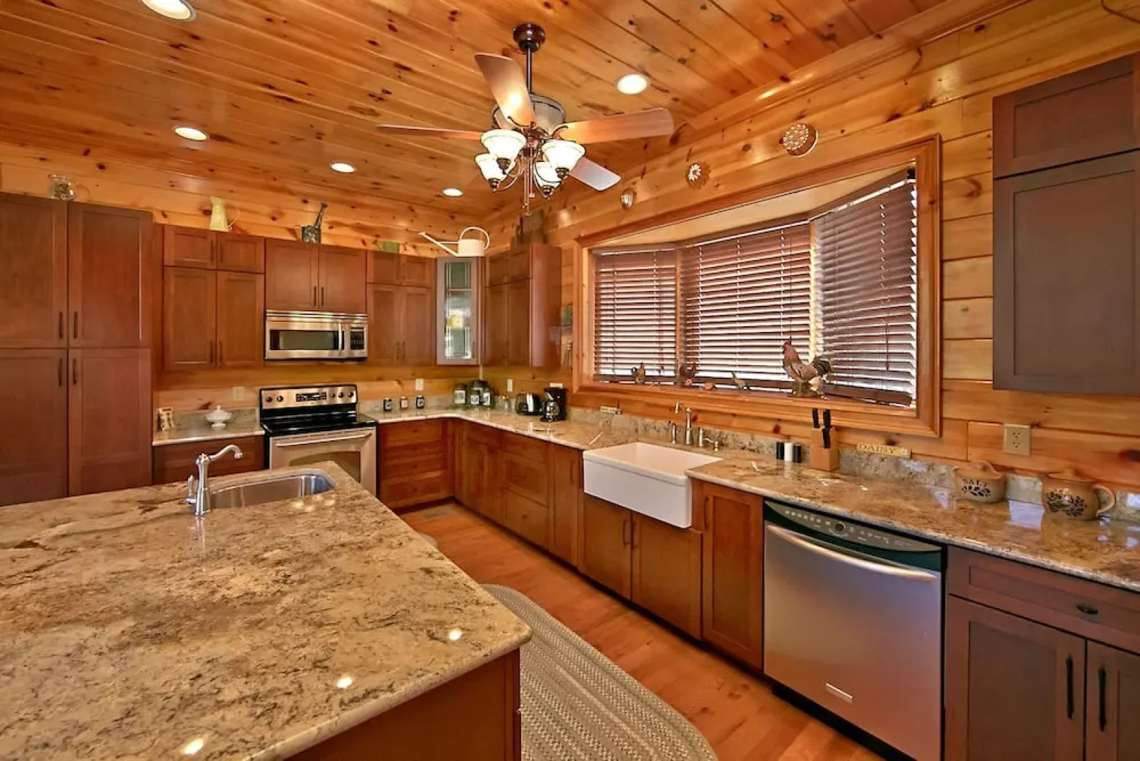 Birds Creek Mansion 650 - Six Bedroom Cabin