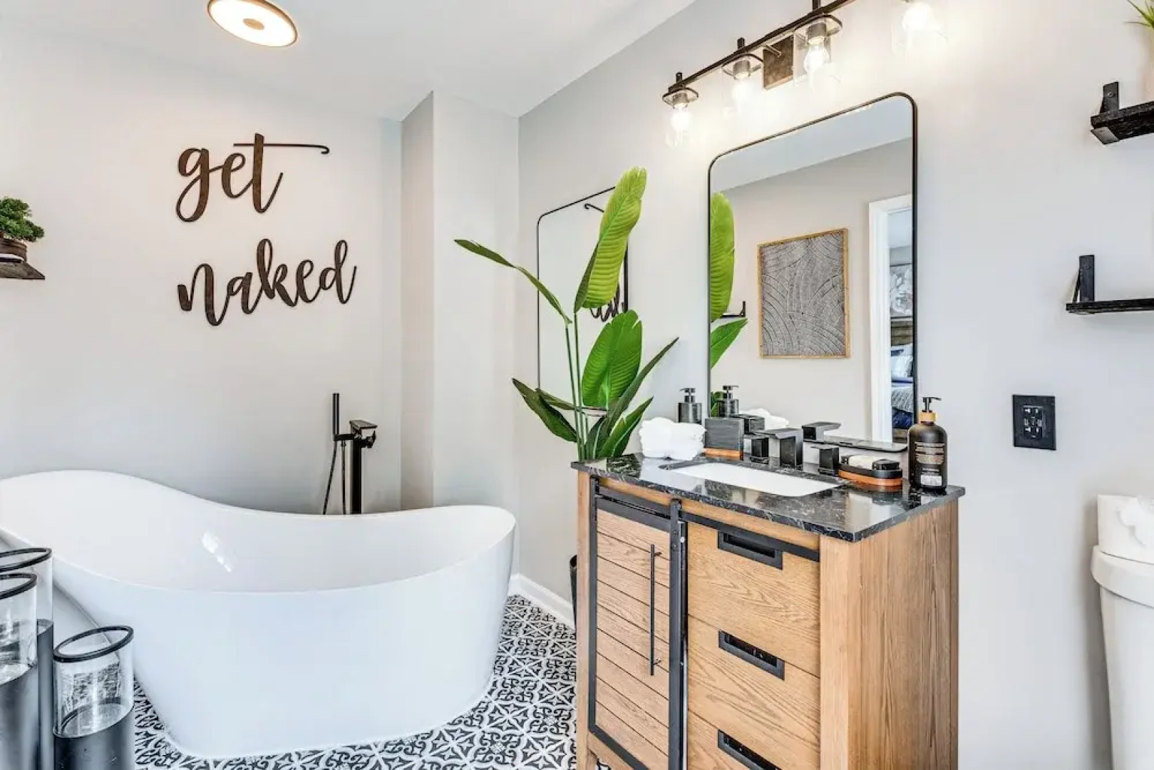 4 Mi to Airport: Atlanta Home w/ Deck & Hot Tub