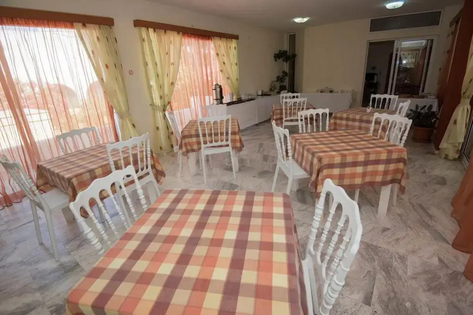 Leonidas Hotel and Studios