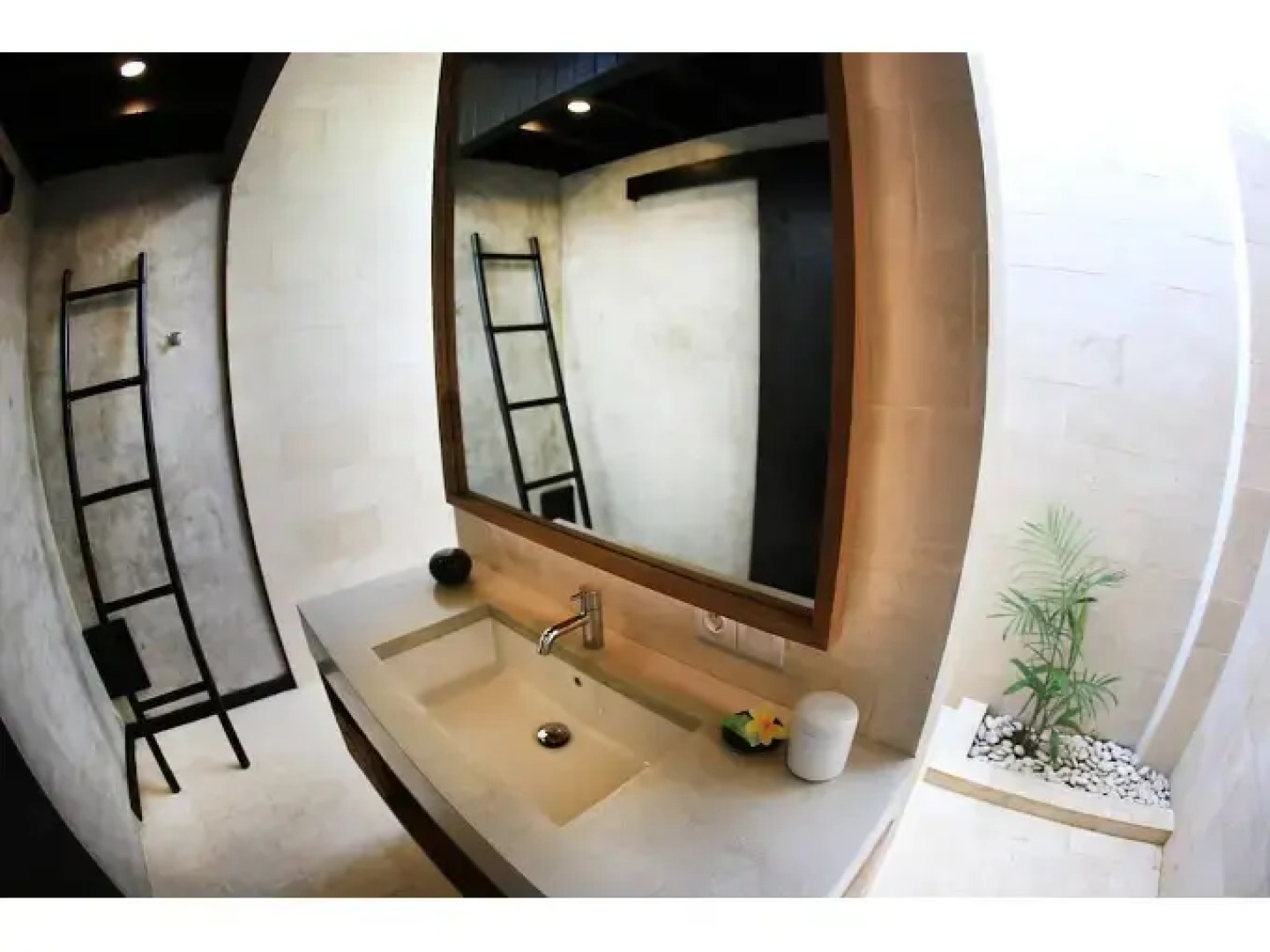 Wave House - Surf Camp