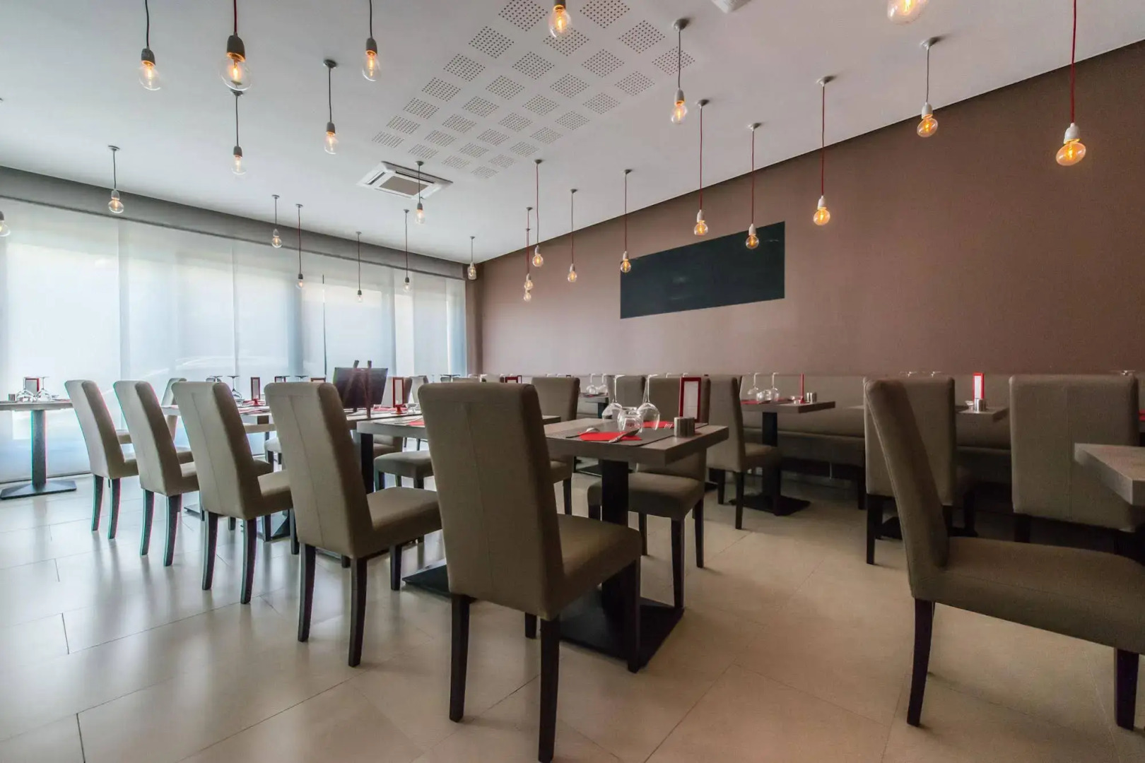 Hôtel Holidays & Work