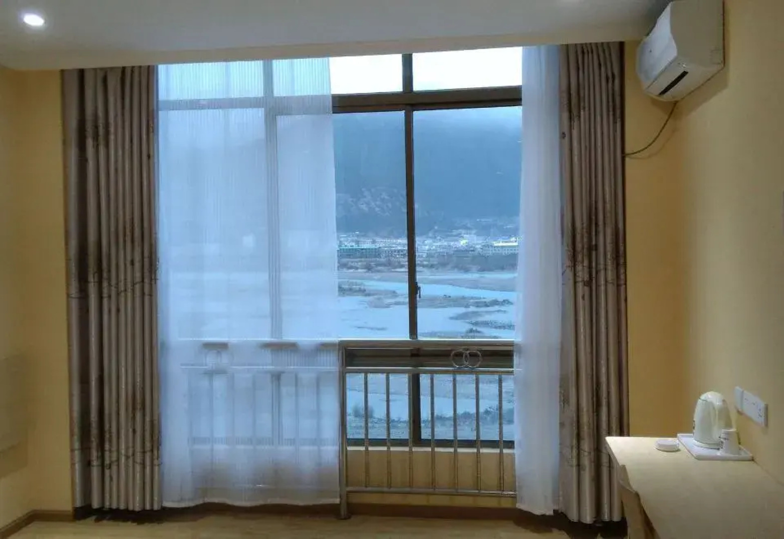 7 Days Inn (Linzhi Bayi Bridge)